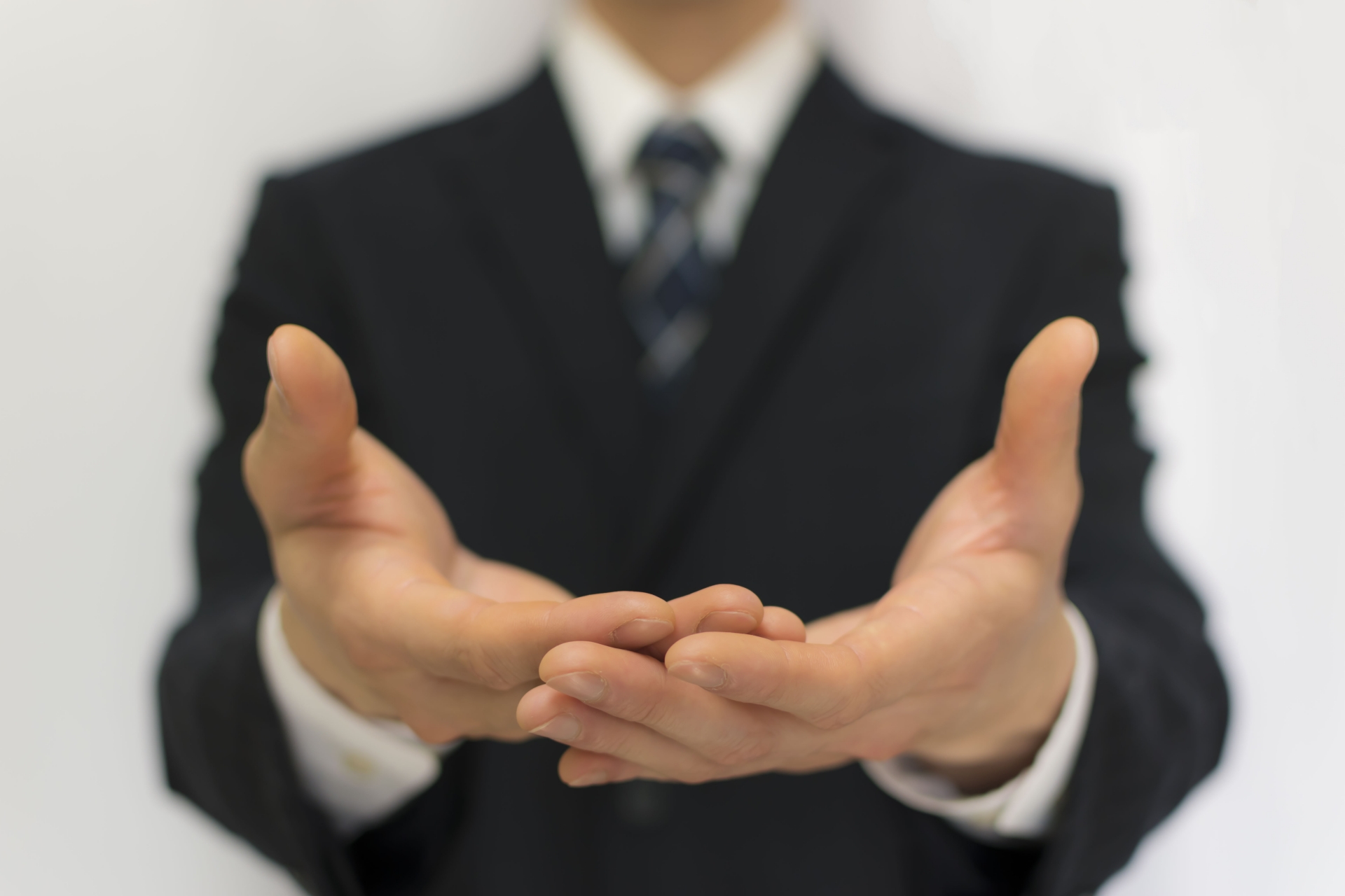 手をかざす男性