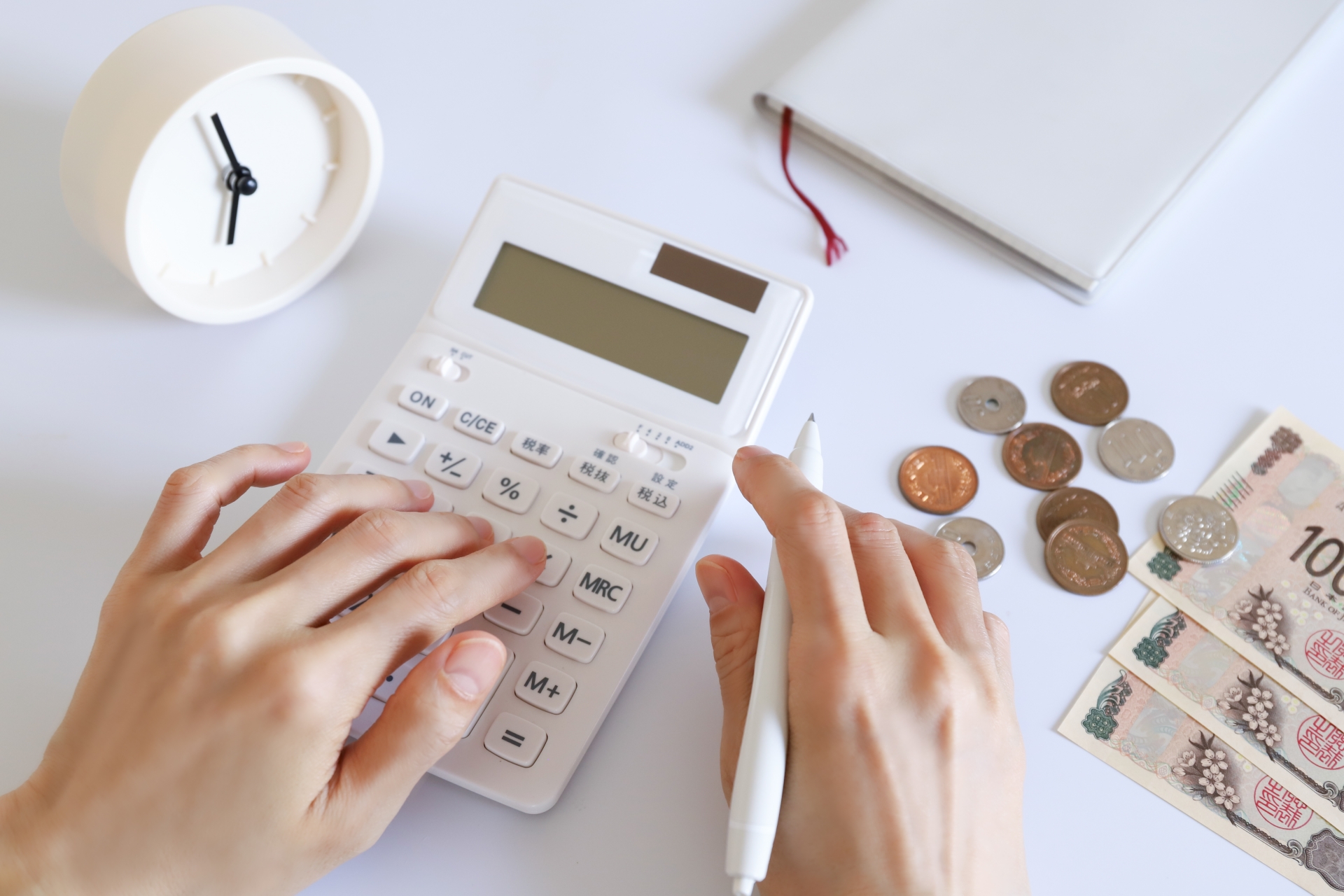 計算機を使う手元