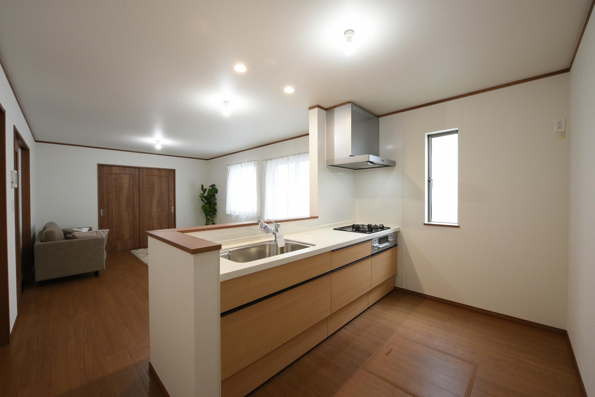 新築住宅の対面式キッチン