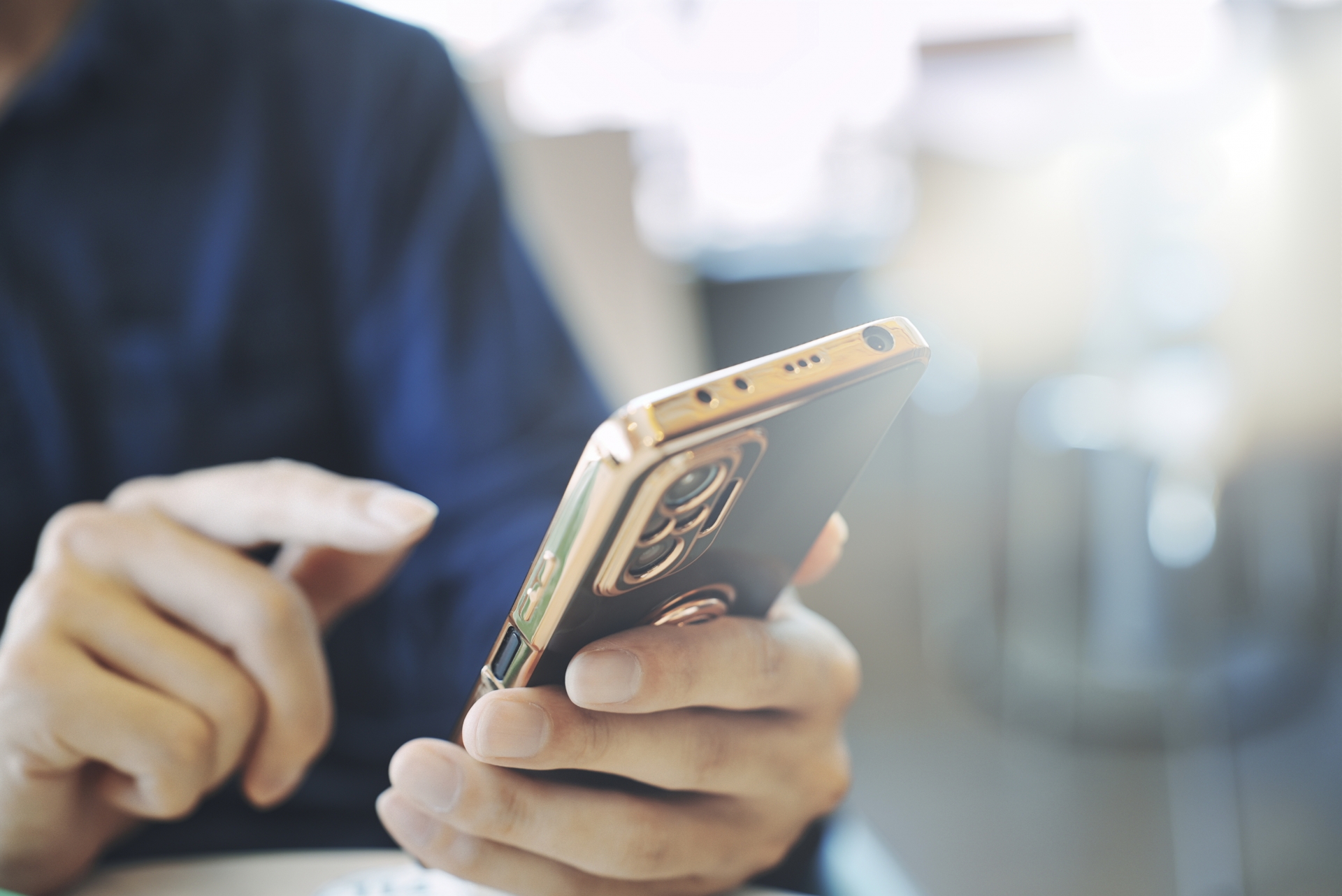 スマホを操作する人の手元