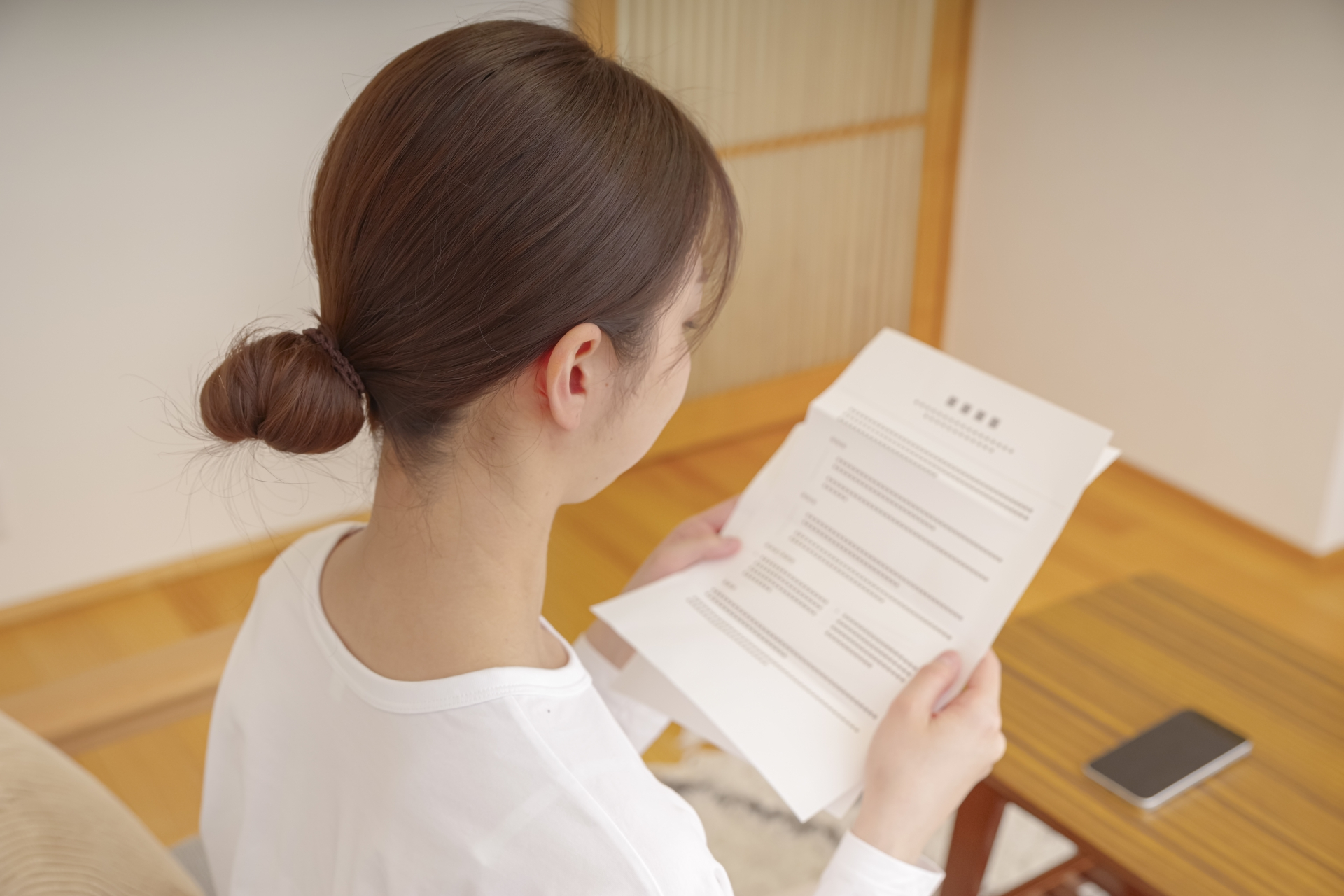 書類を読む女性