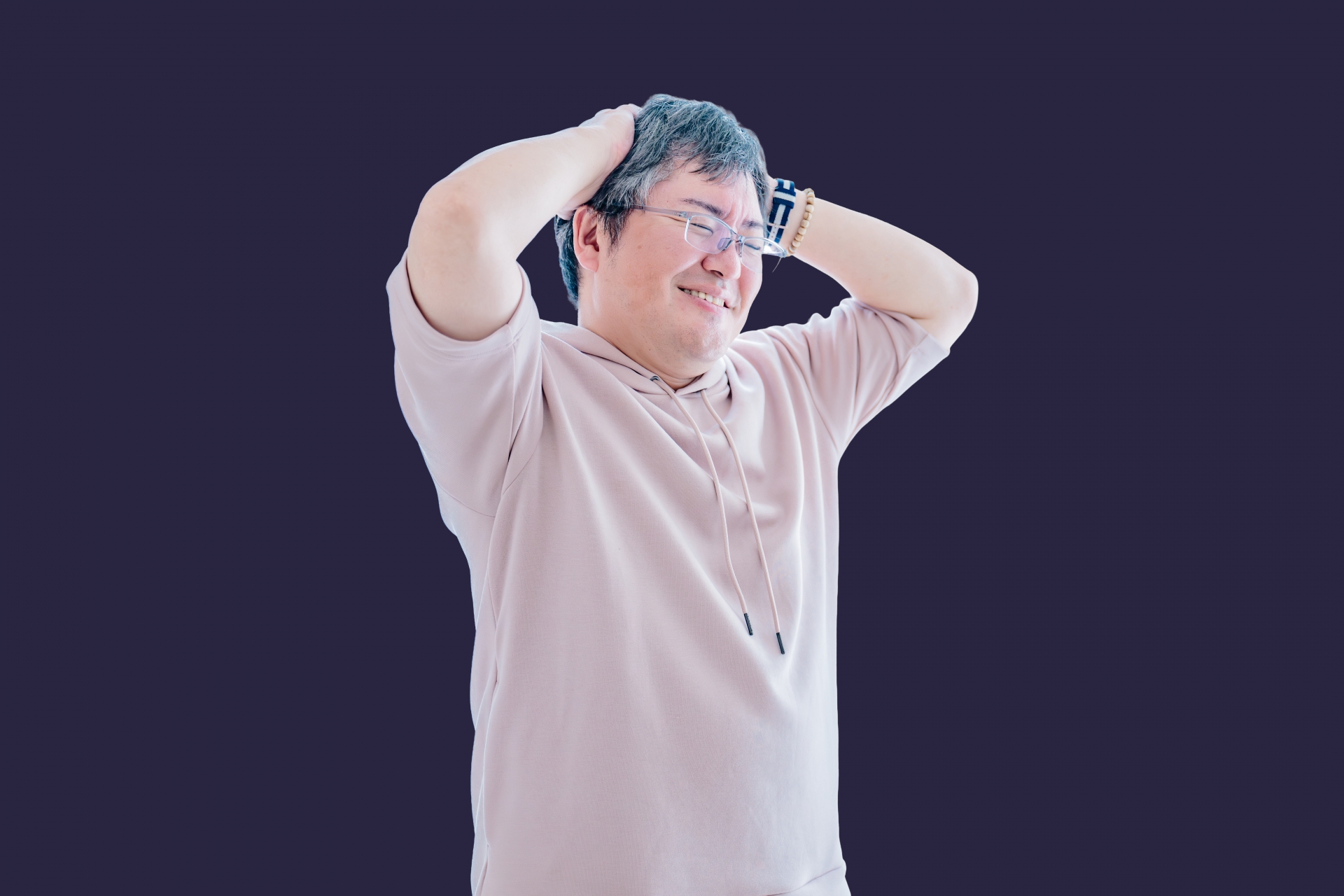 頭を抱える男性