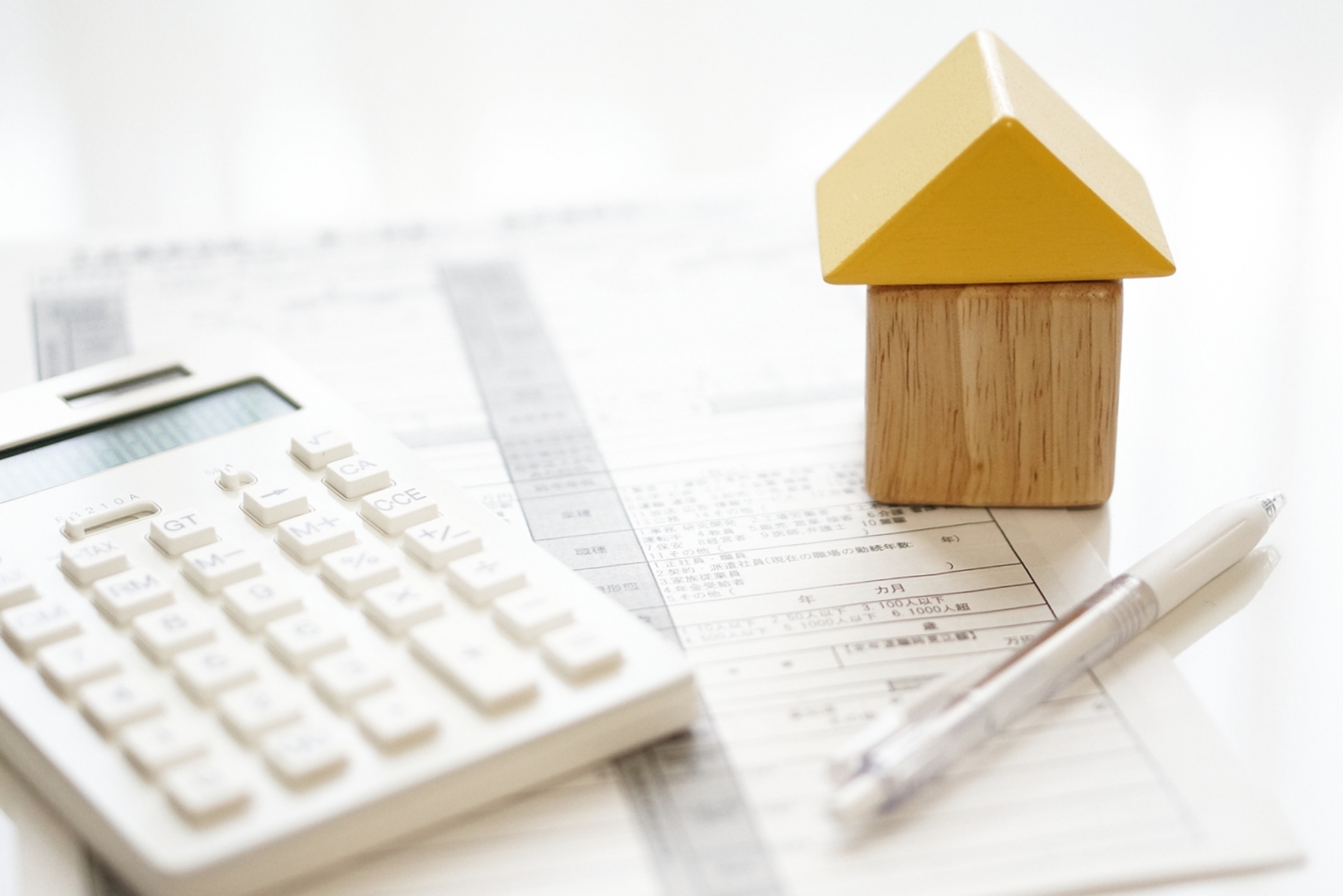 木で出来た家と電卓