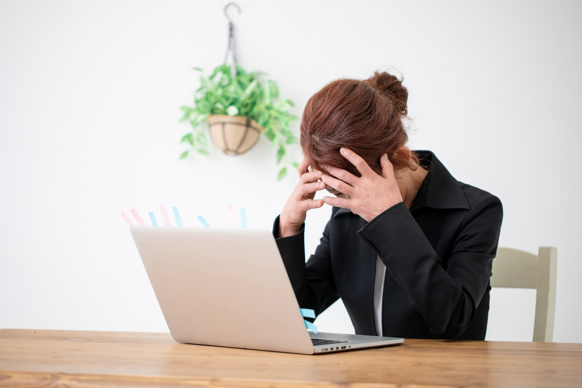 頭を抱える女性