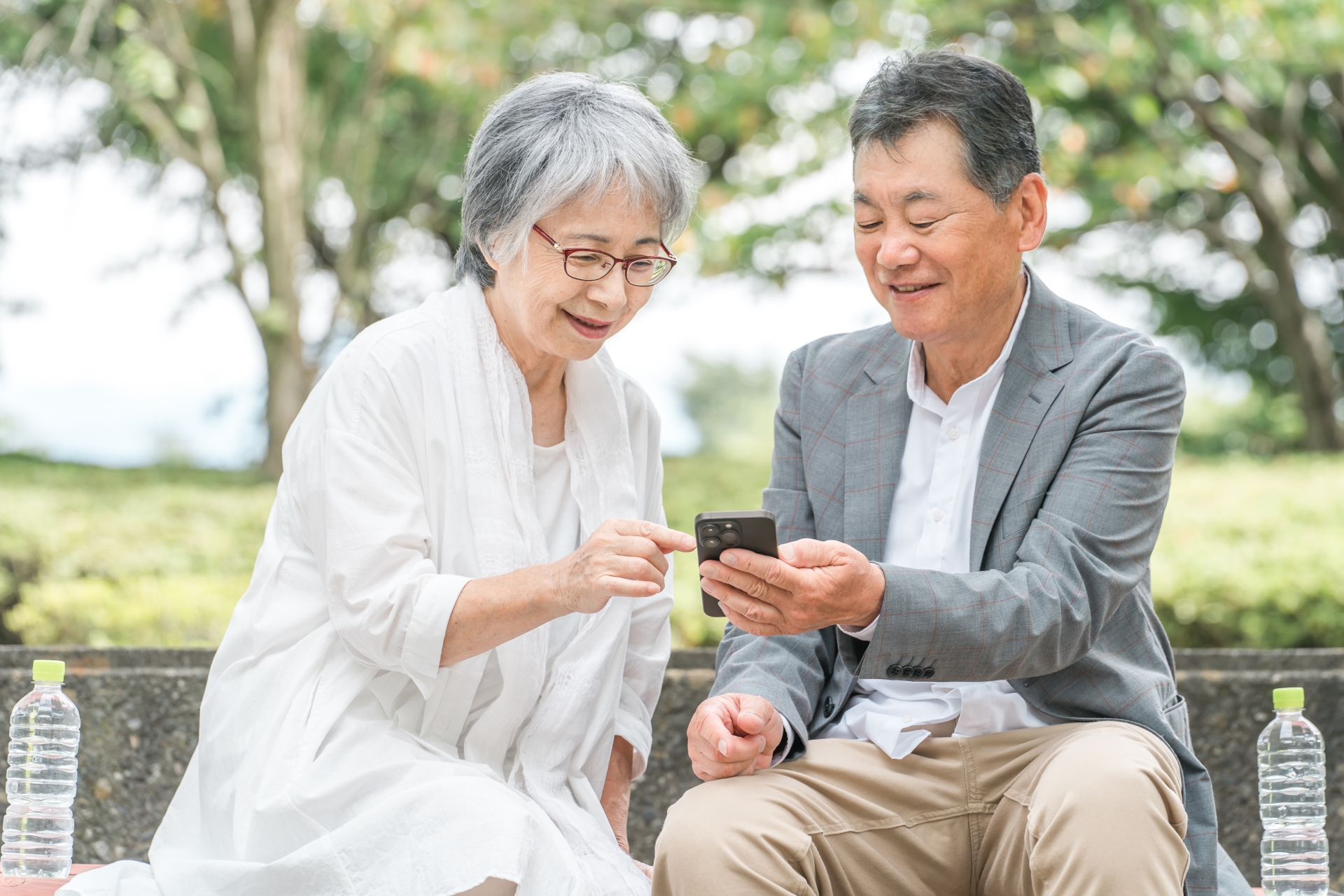 スマホを見る夫婦