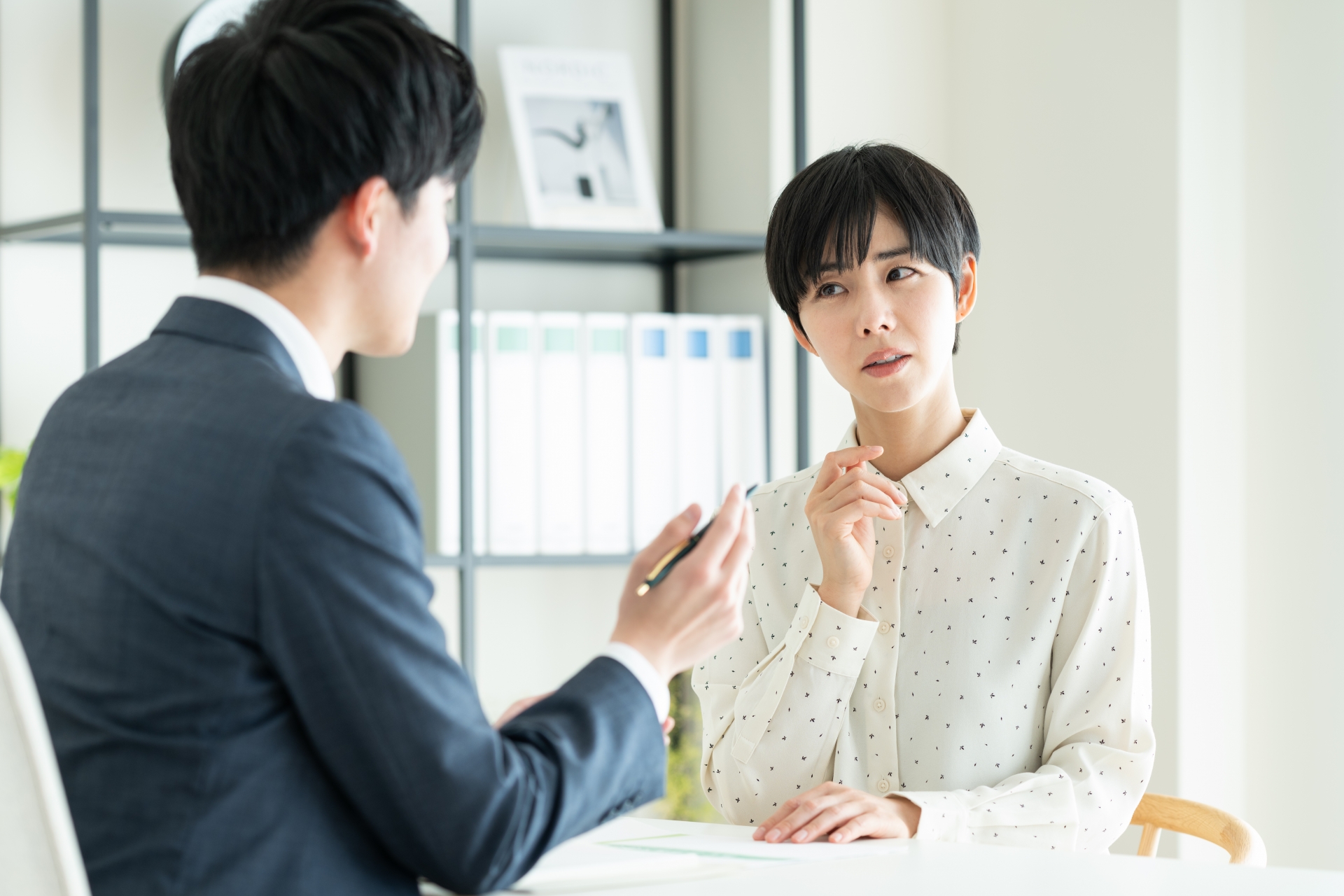 プランナーに悩みを相談する若い女性