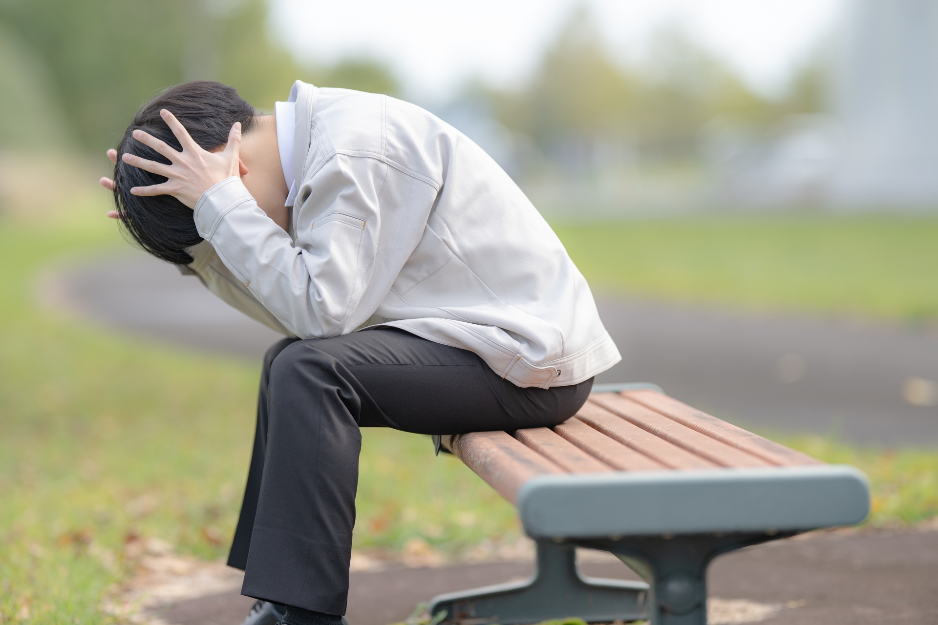 頭を抱える男性