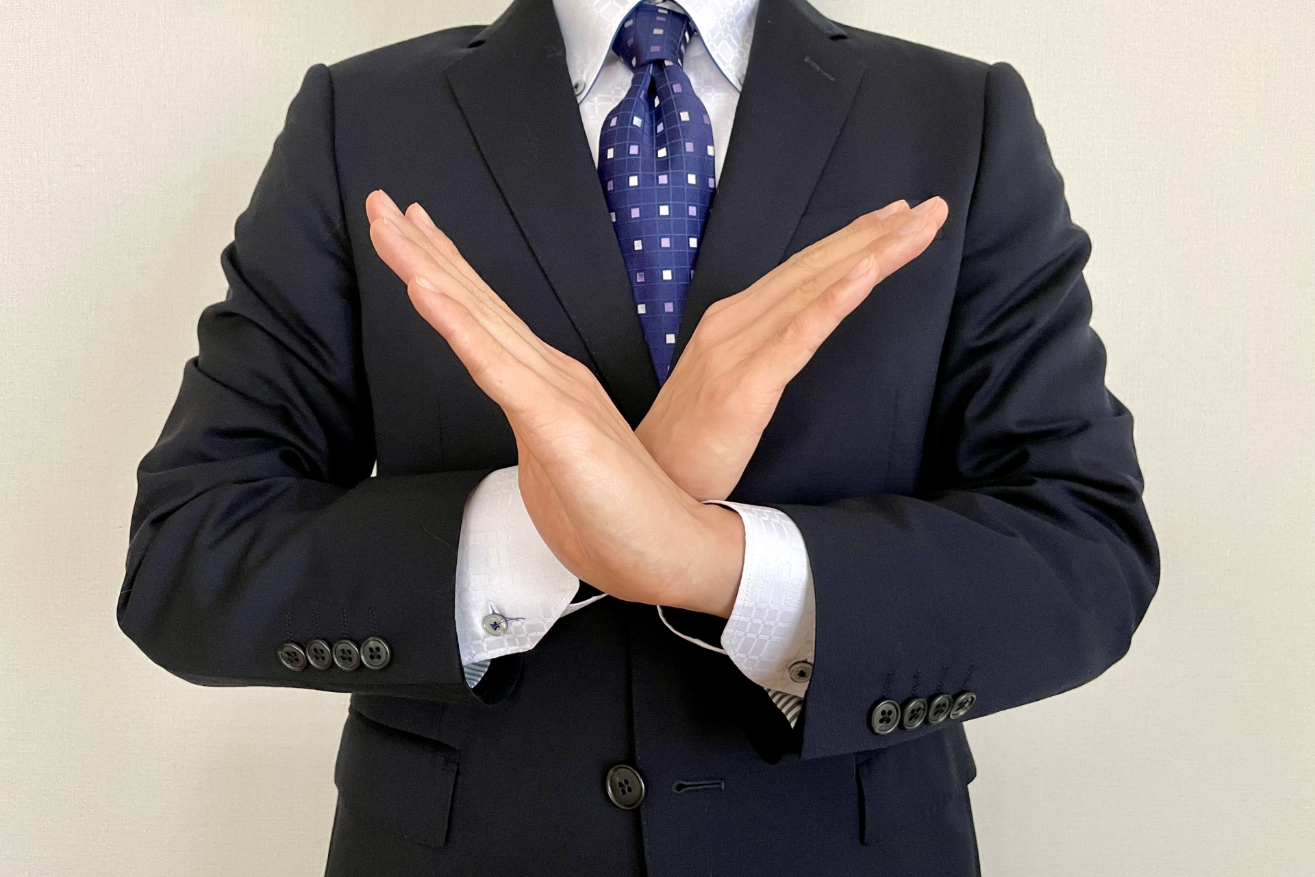 バツマークをするビジネスマン