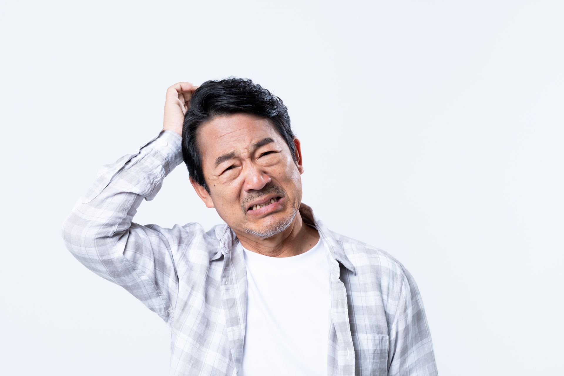 悩むミドルの男性