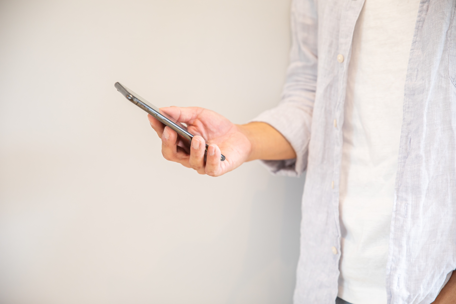 携帯電話を操作する男性 スマホをみる人