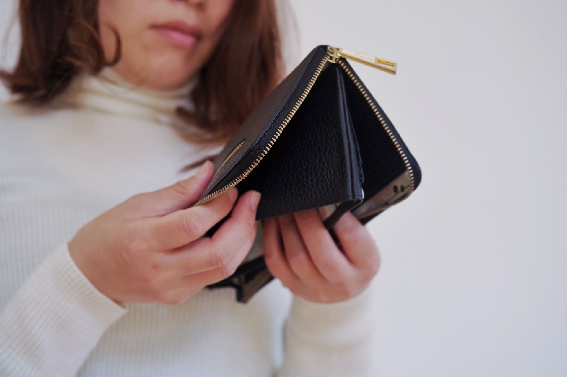 財布をひっくり返す女性