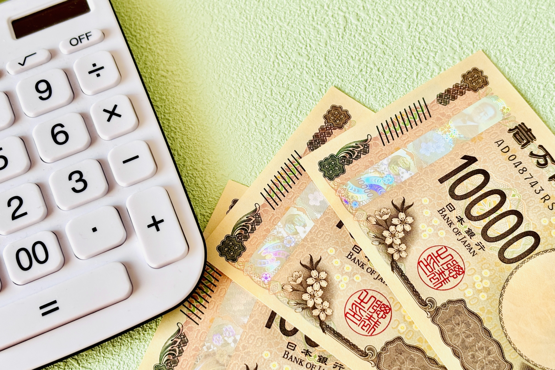 お金と電卓のシンプルイメージ