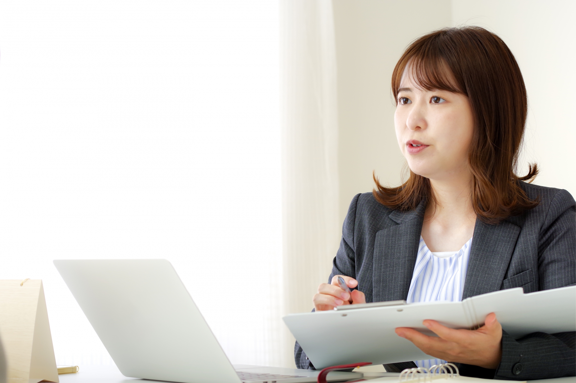 顧客と話し合いをするスーツ姿の女性