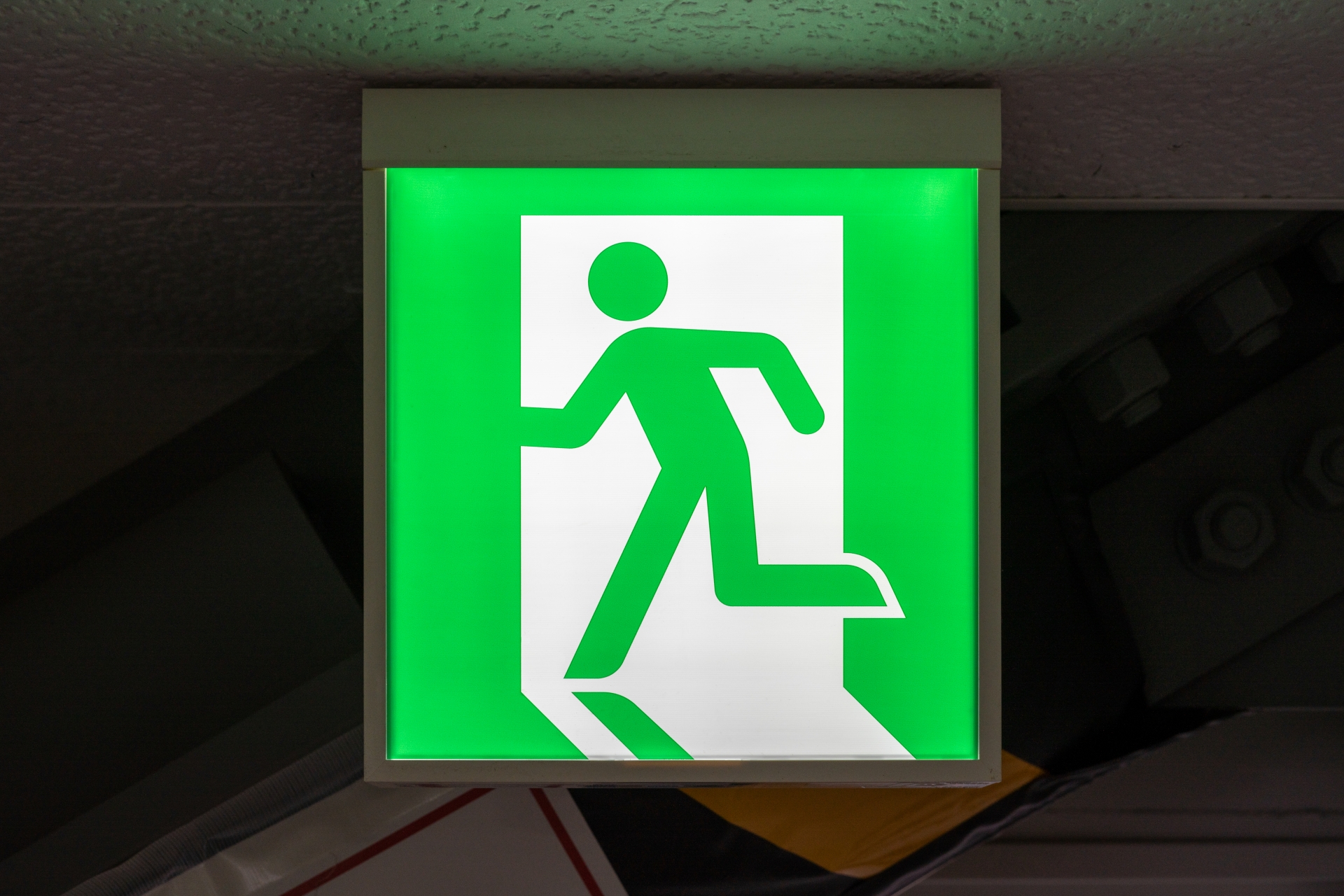 点灯する非常口誘導灯