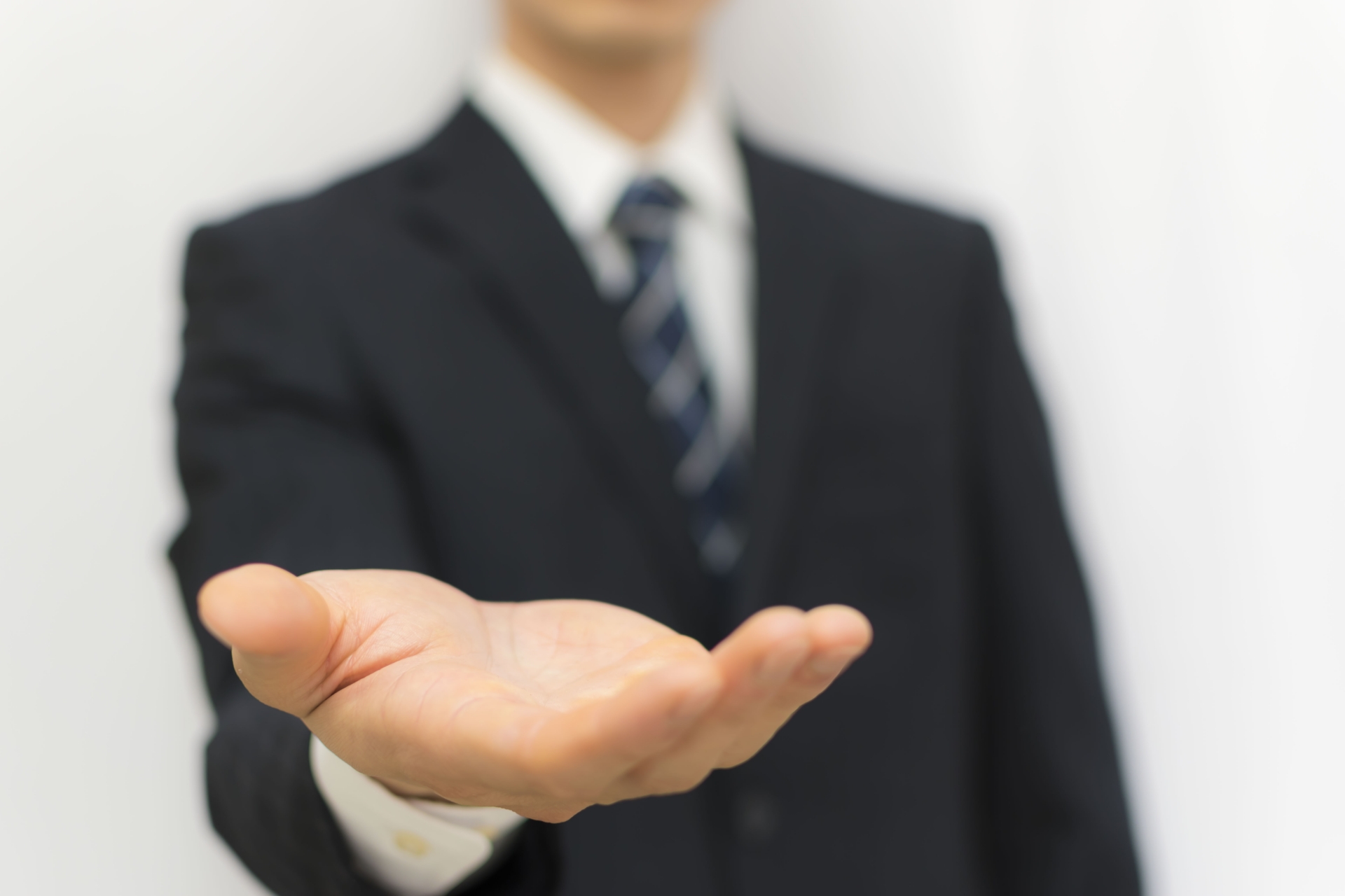 手を差し出す男性