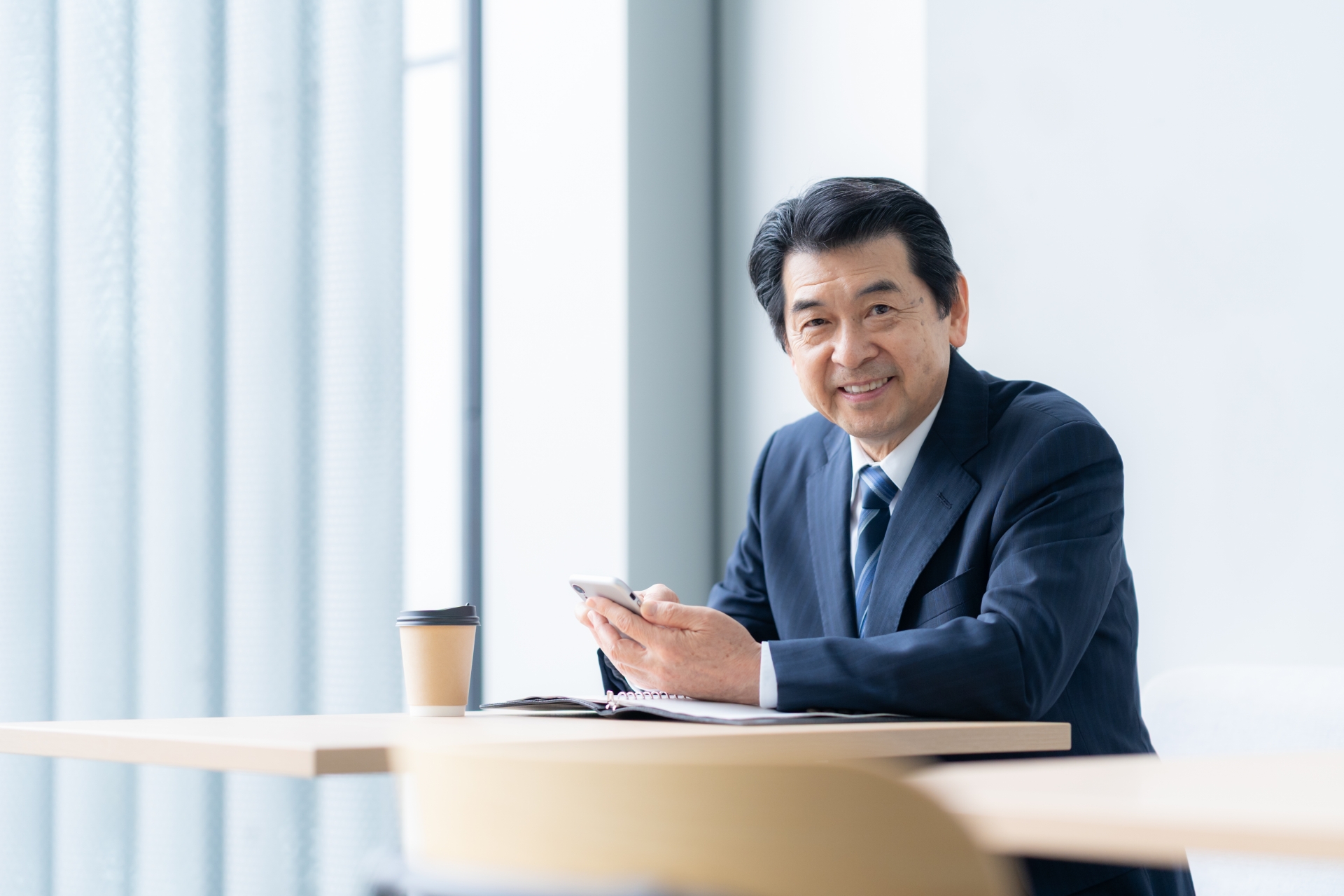 オフィスで働くミドルのビジネスマン