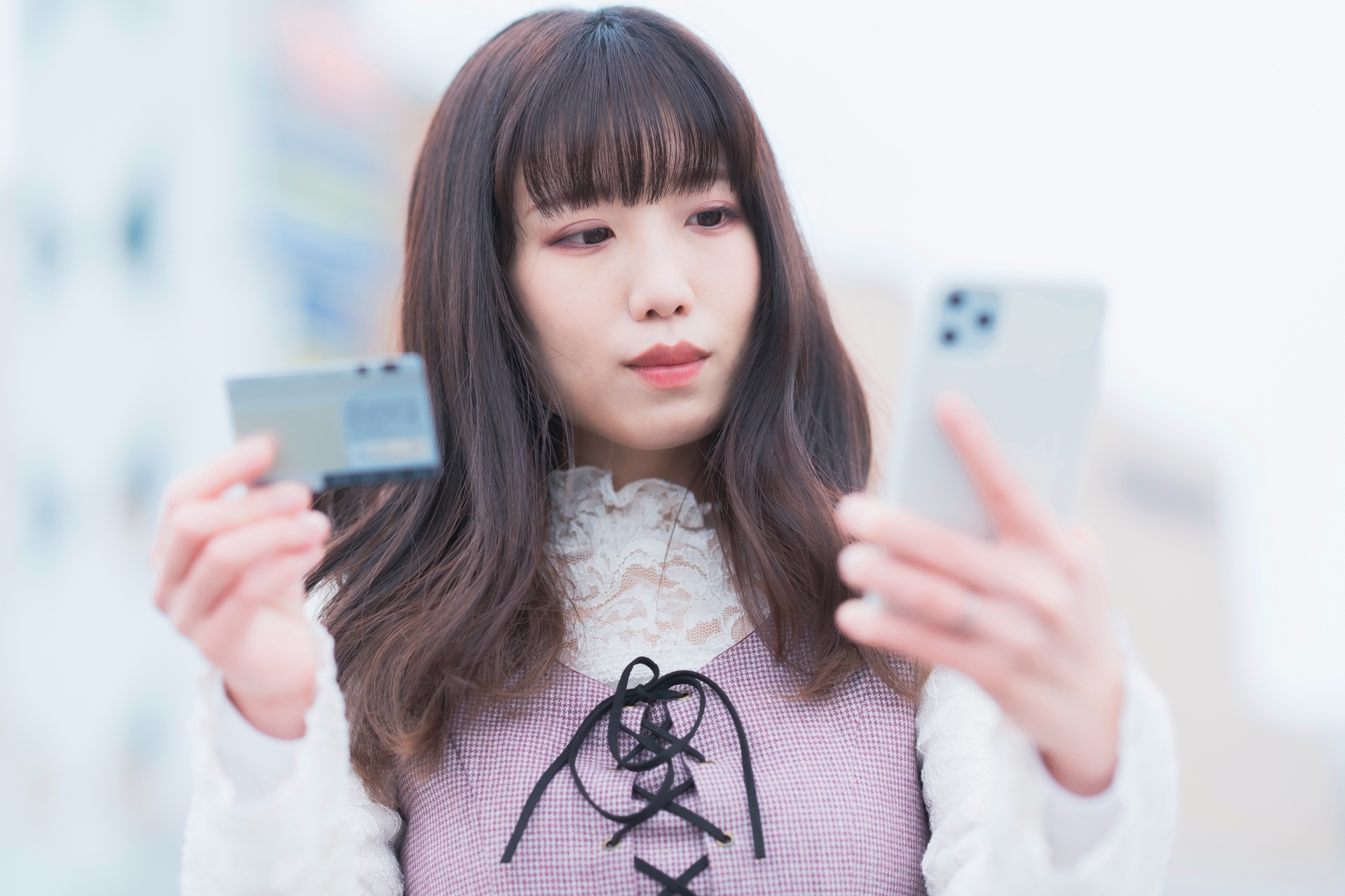 クレジットカードとスマホを持つ女性