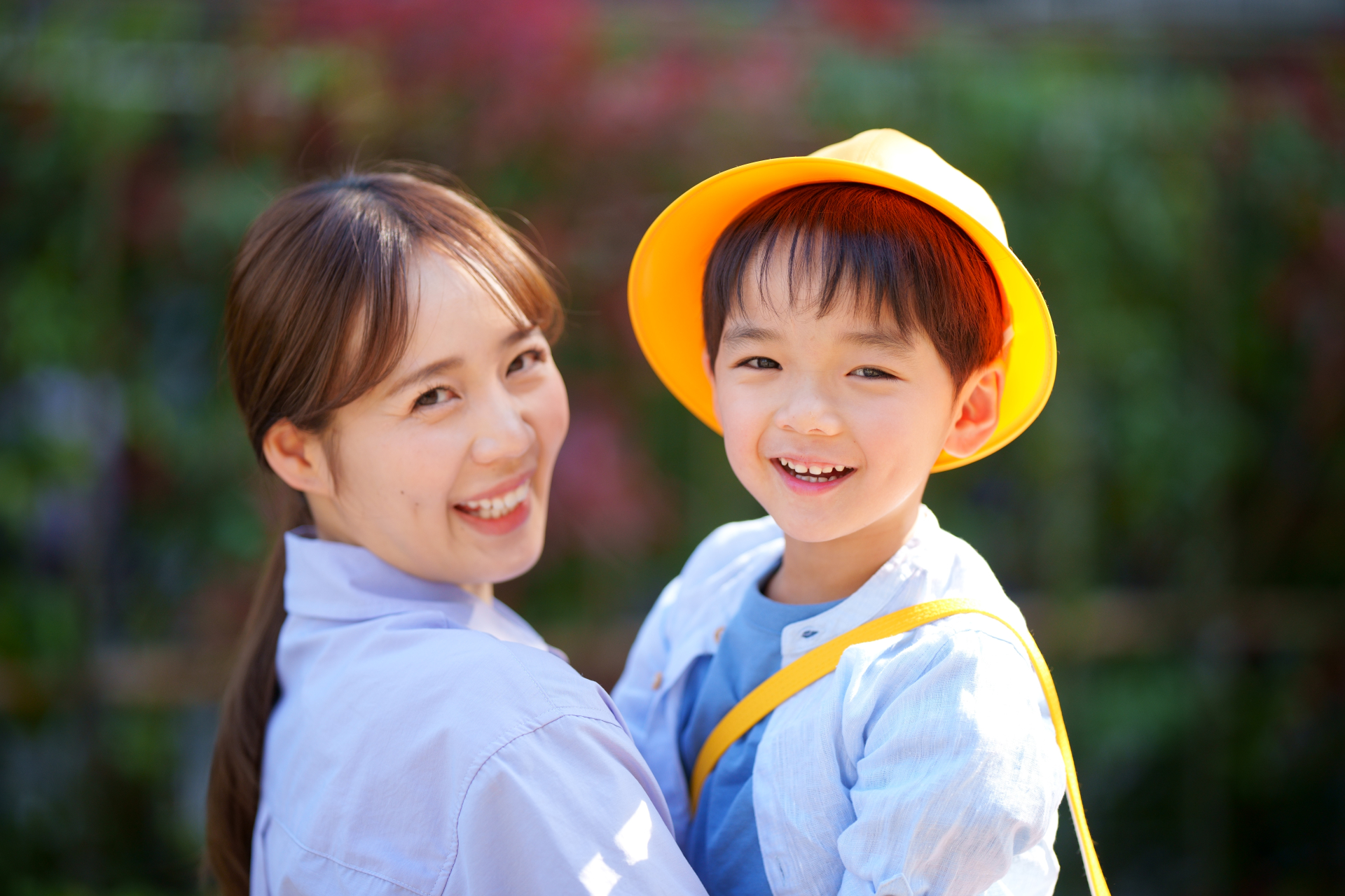 カメラ目線で抱っこする親子