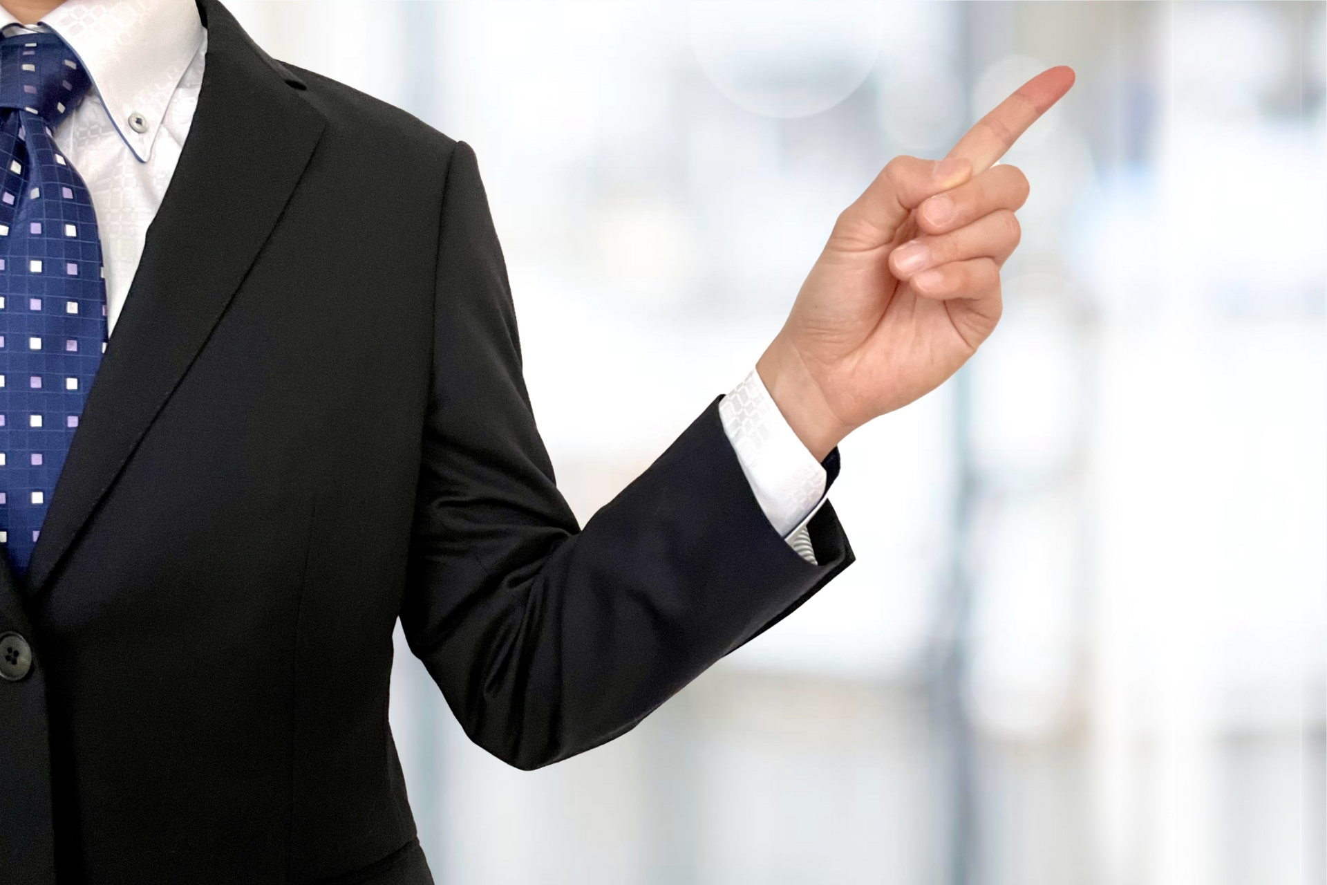 人差し指を立てている男性