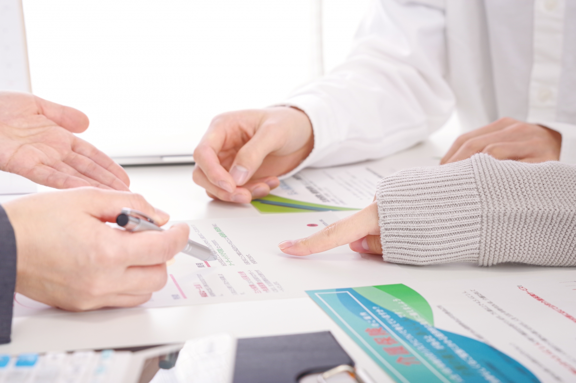 保険の検討をする夫婦