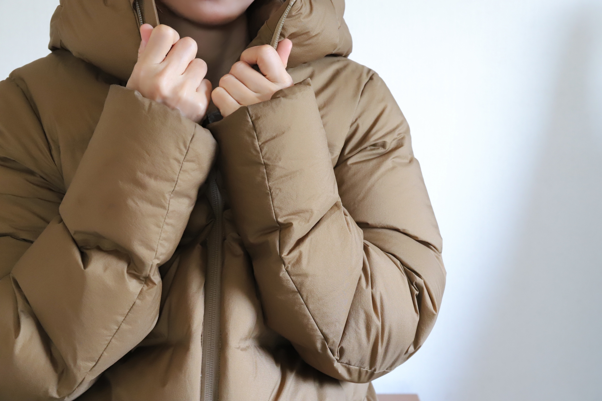ダウンジャケットを着た女性