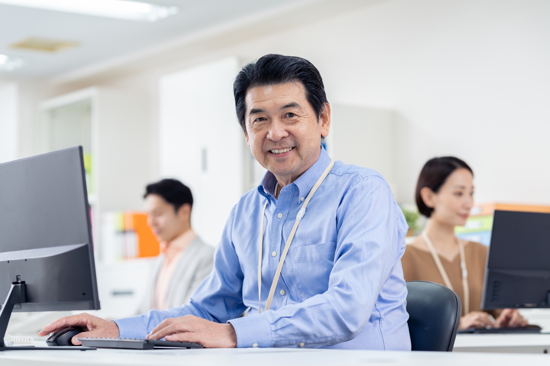 こちらを見る男性