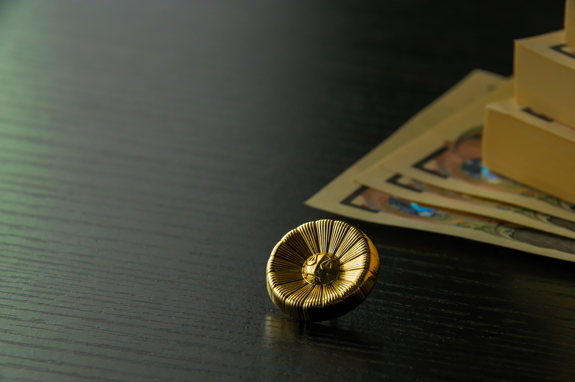 弁護士バッジと現金