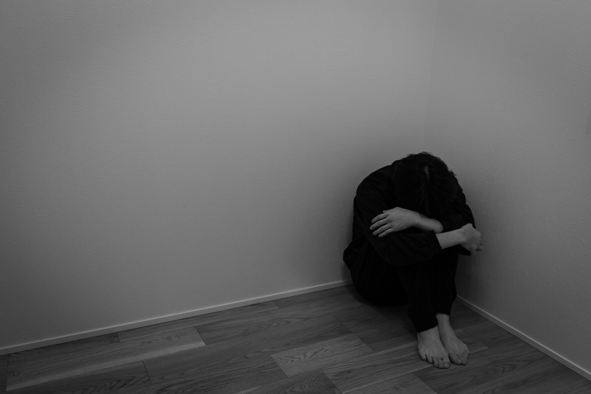 隅っこでうずくまる人