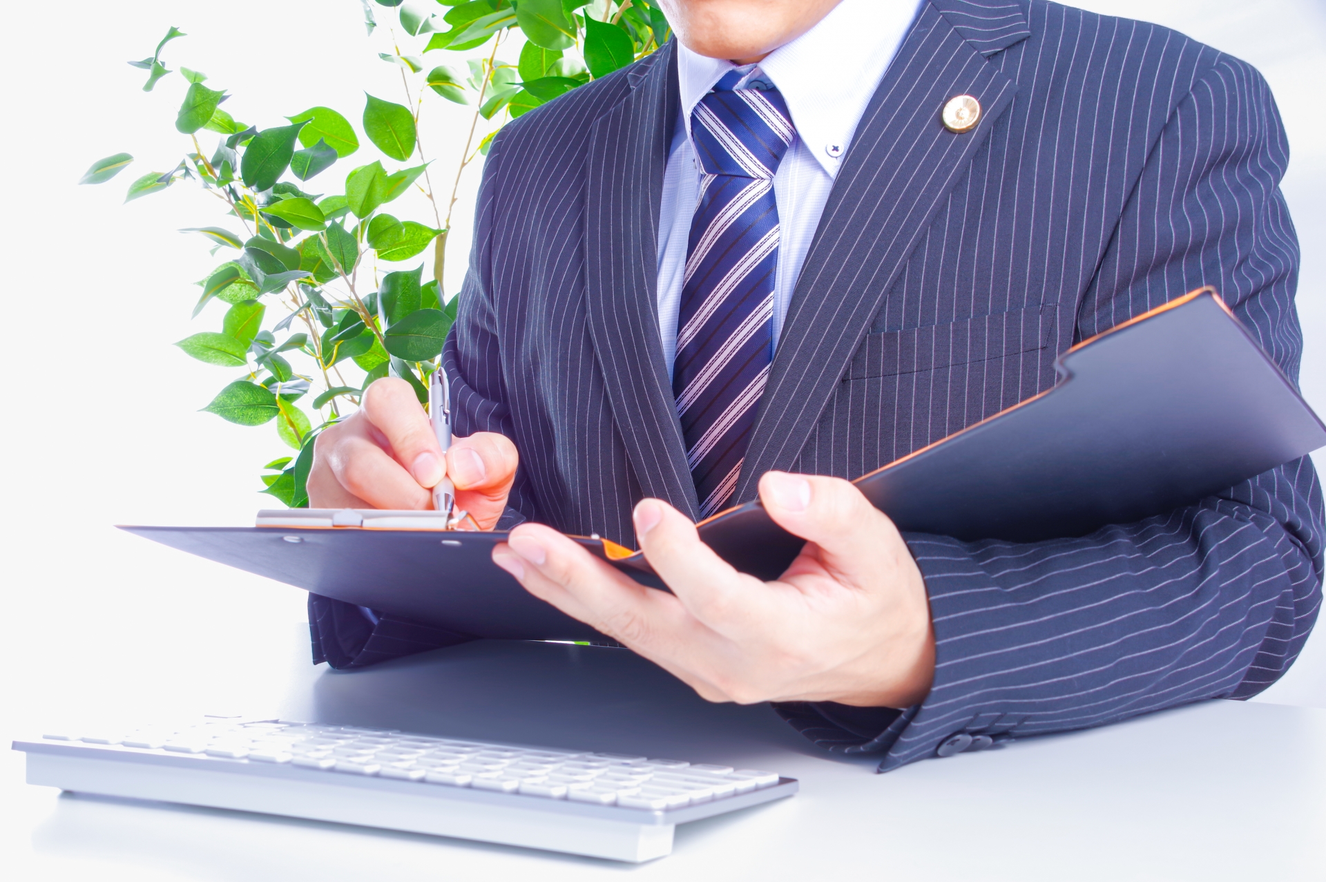 ファイルを開く弁護士の男性