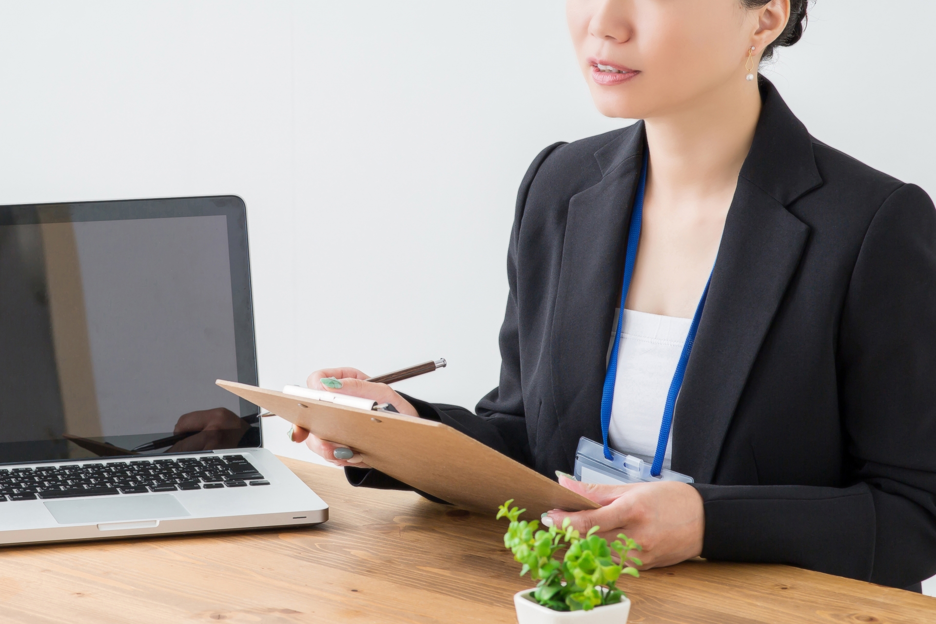 説明をする女性