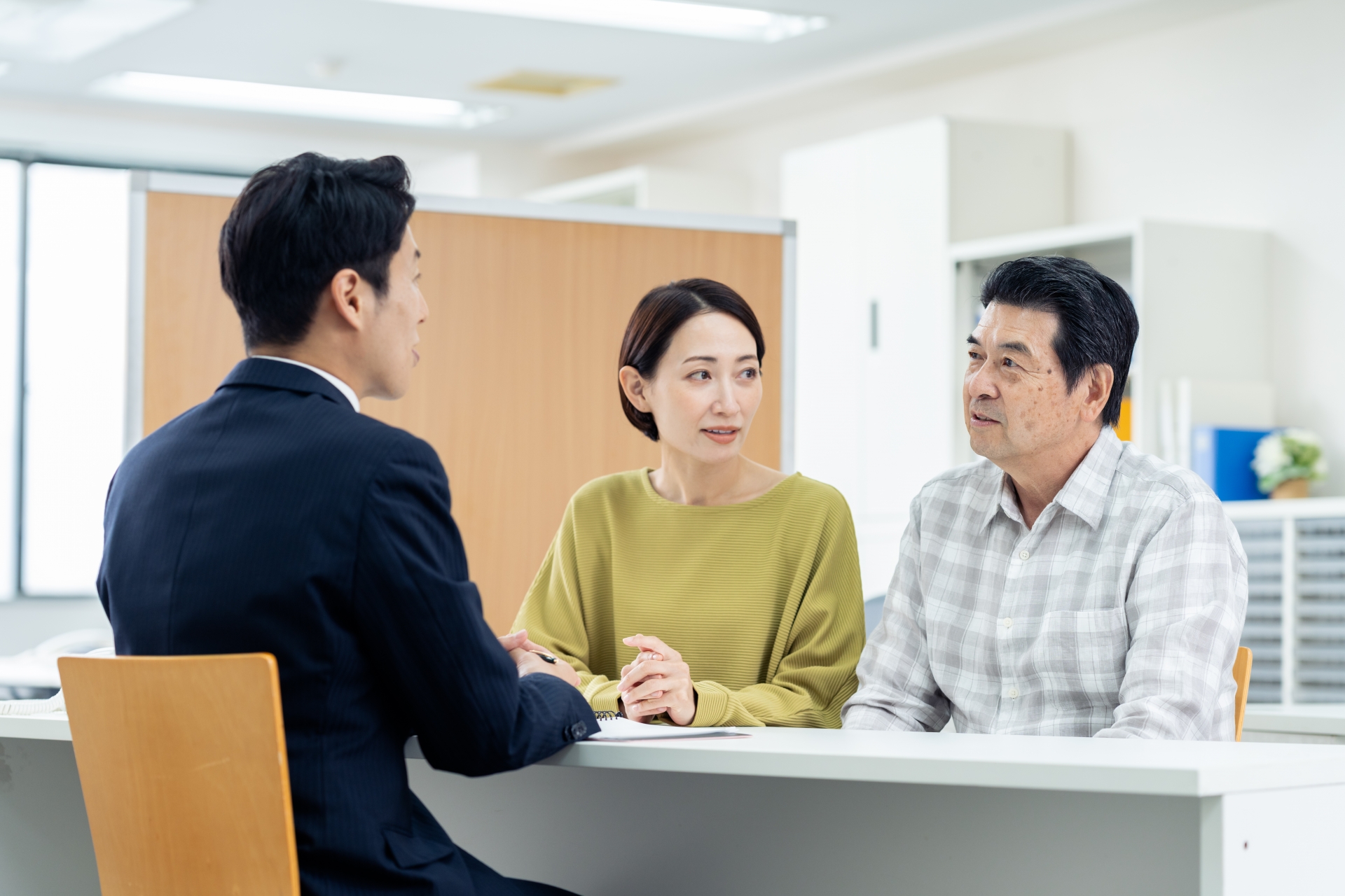 窓口で相談する夫婦