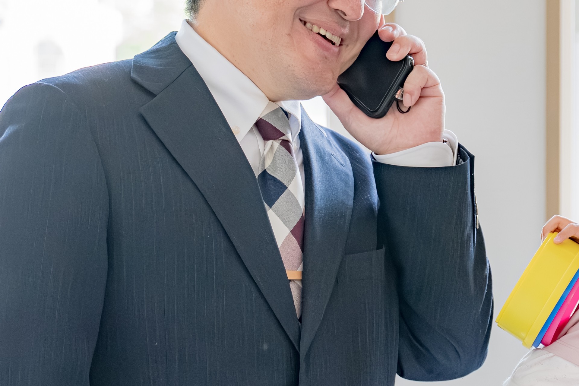 通話するスーツの男性