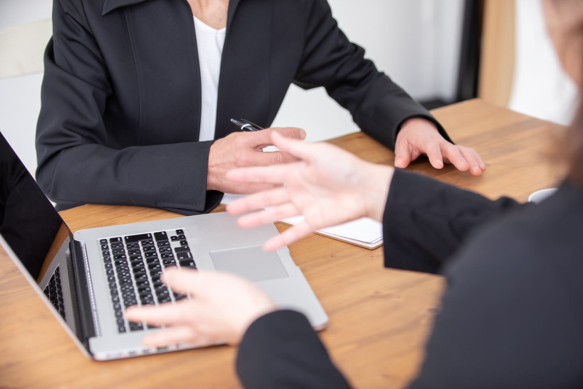 話し合いをする人