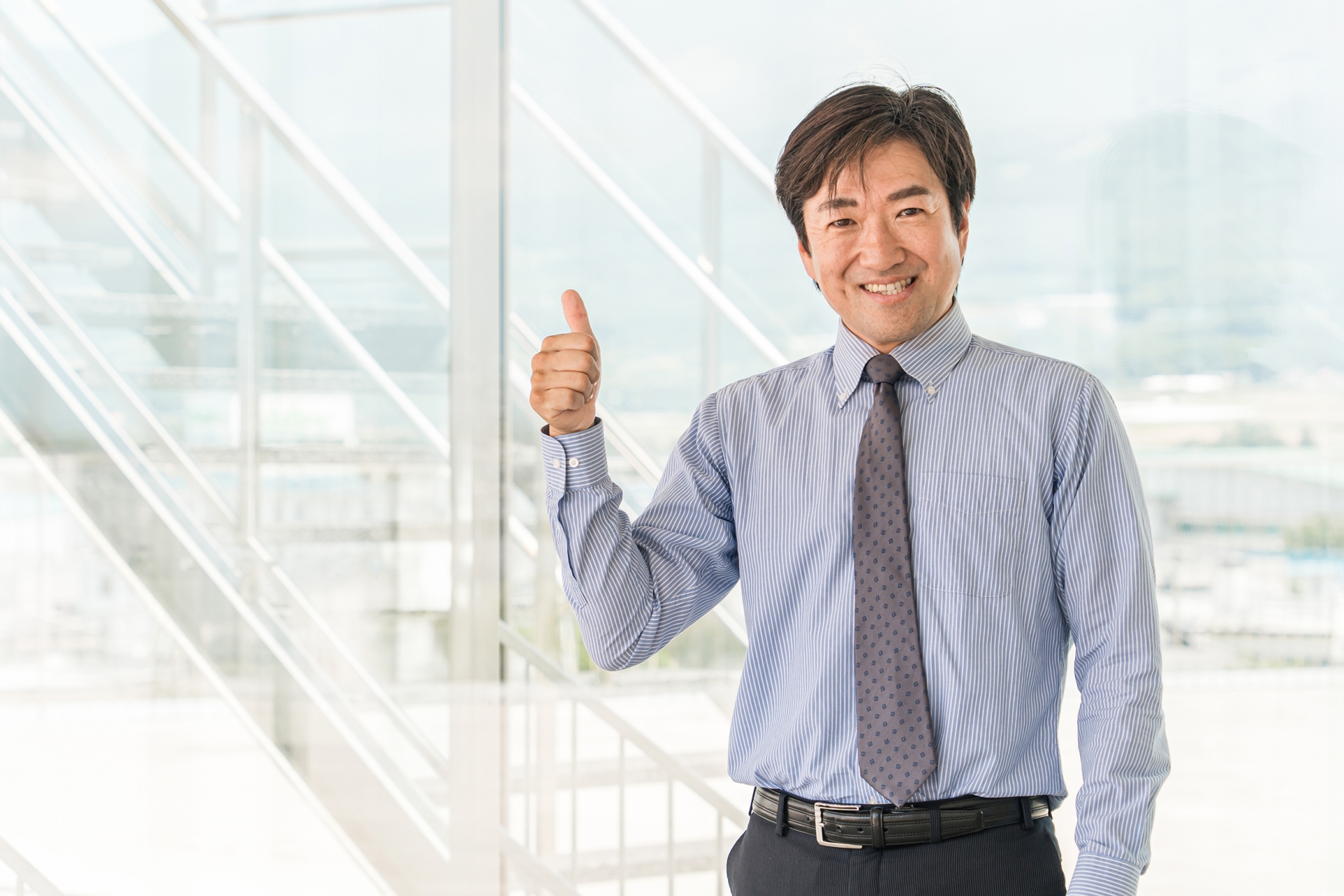 グッドサインをするミドルの男性