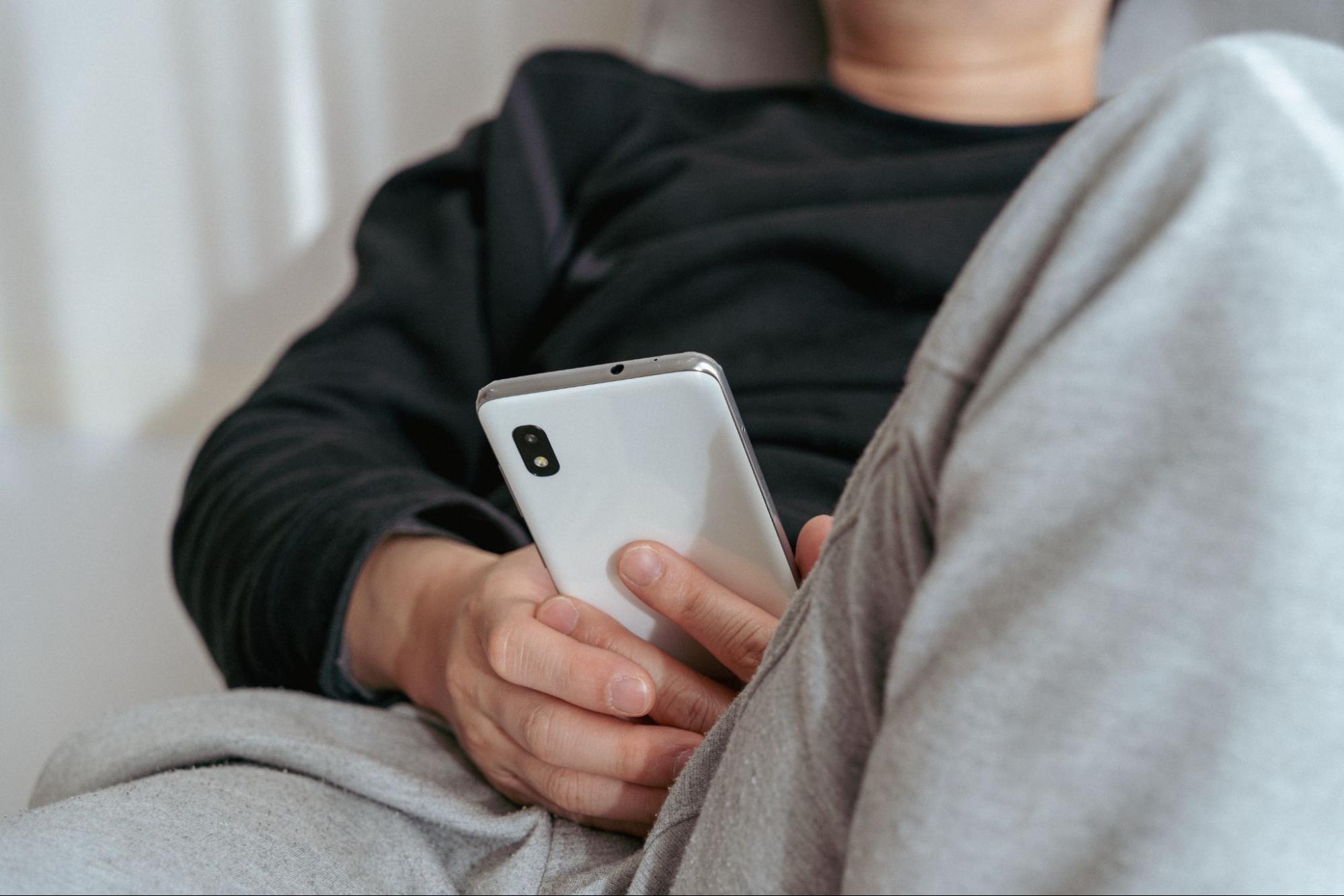 スマホ操作をする男性