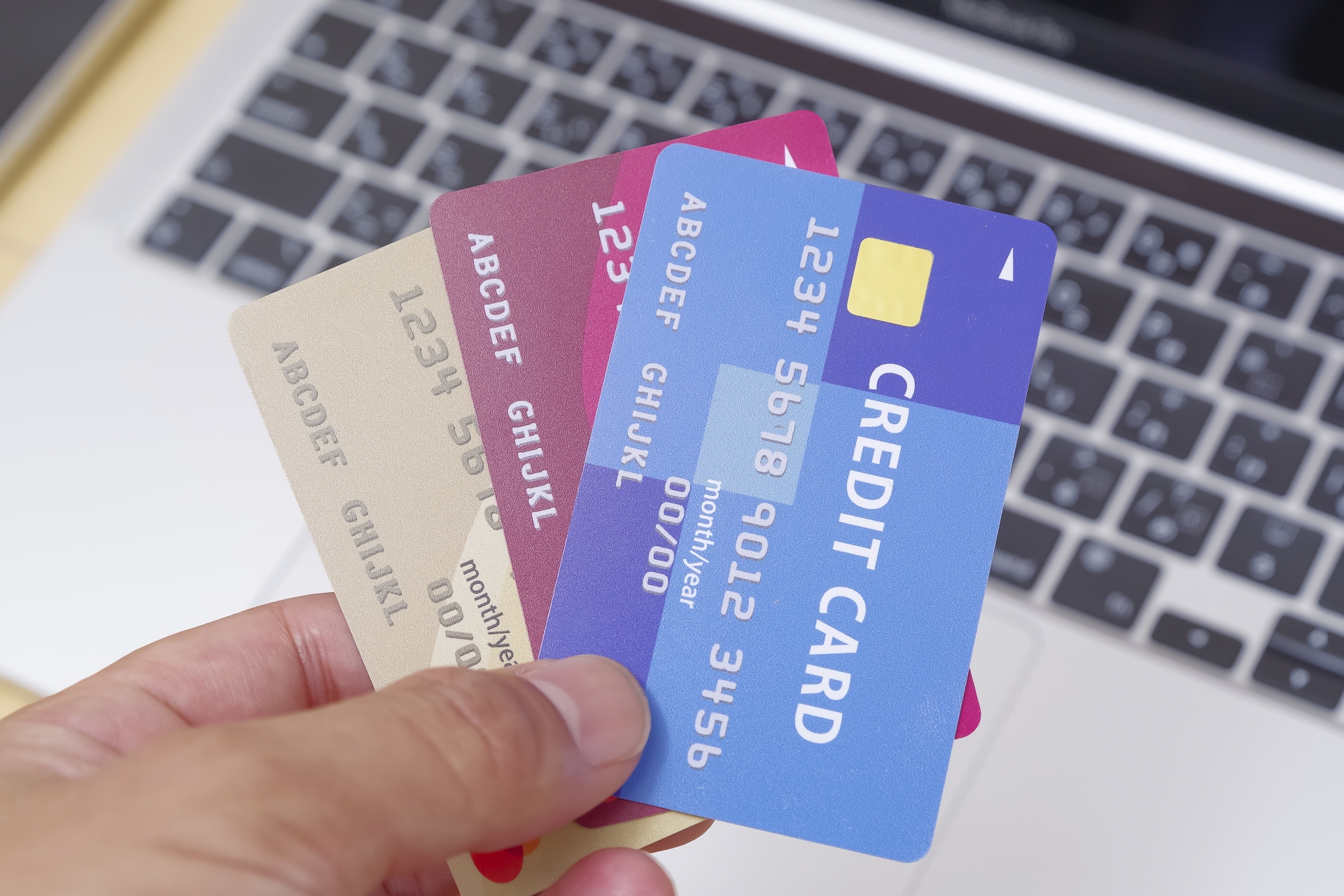 3枚のクレジットカードと手元
