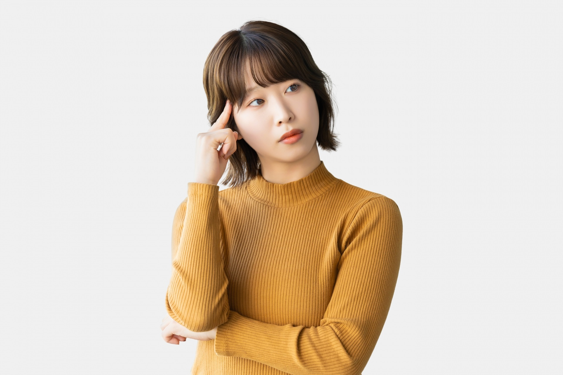 考えごとをする女性