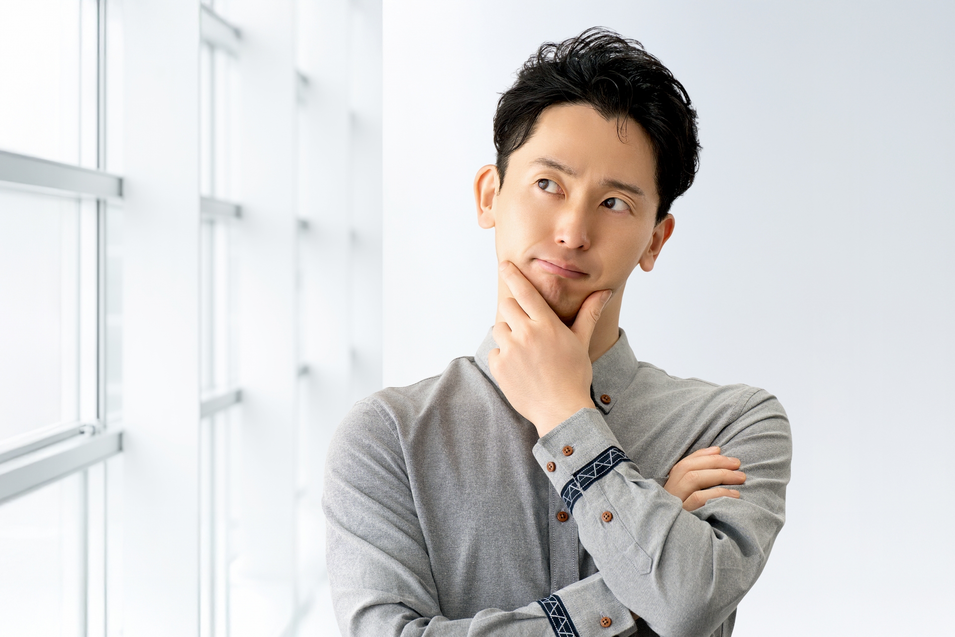 あごに手を当てて考える男性