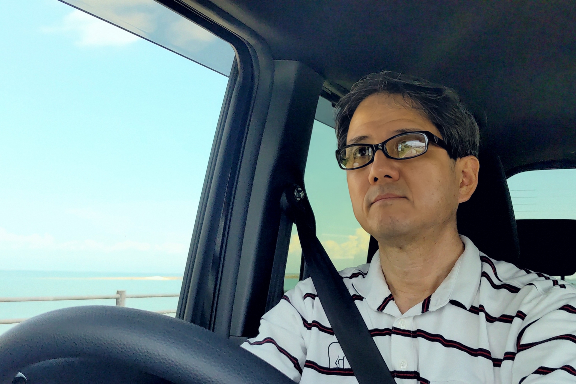 ドライブ中の中年男性