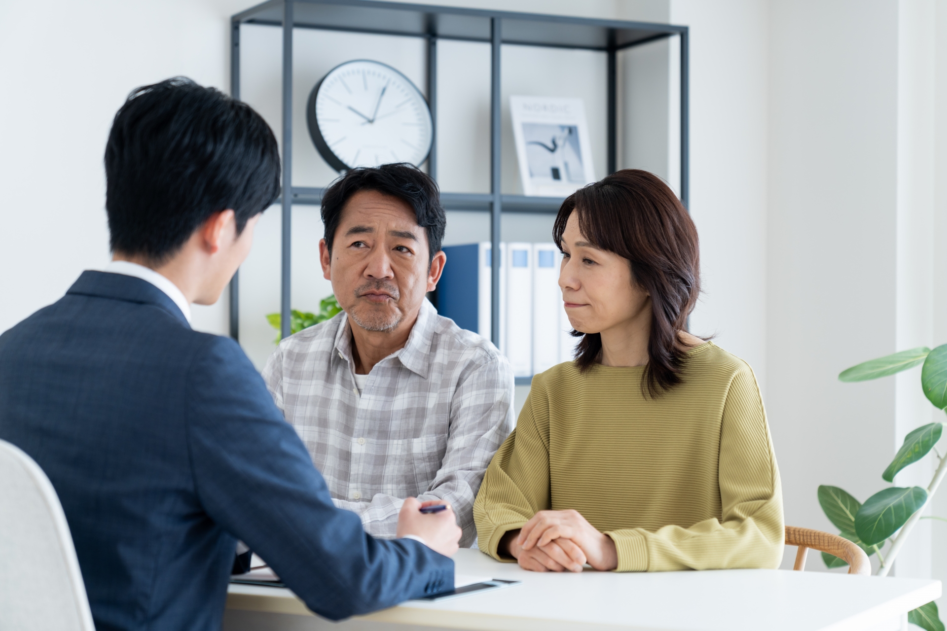 悩みを相談するミドルの夫婦