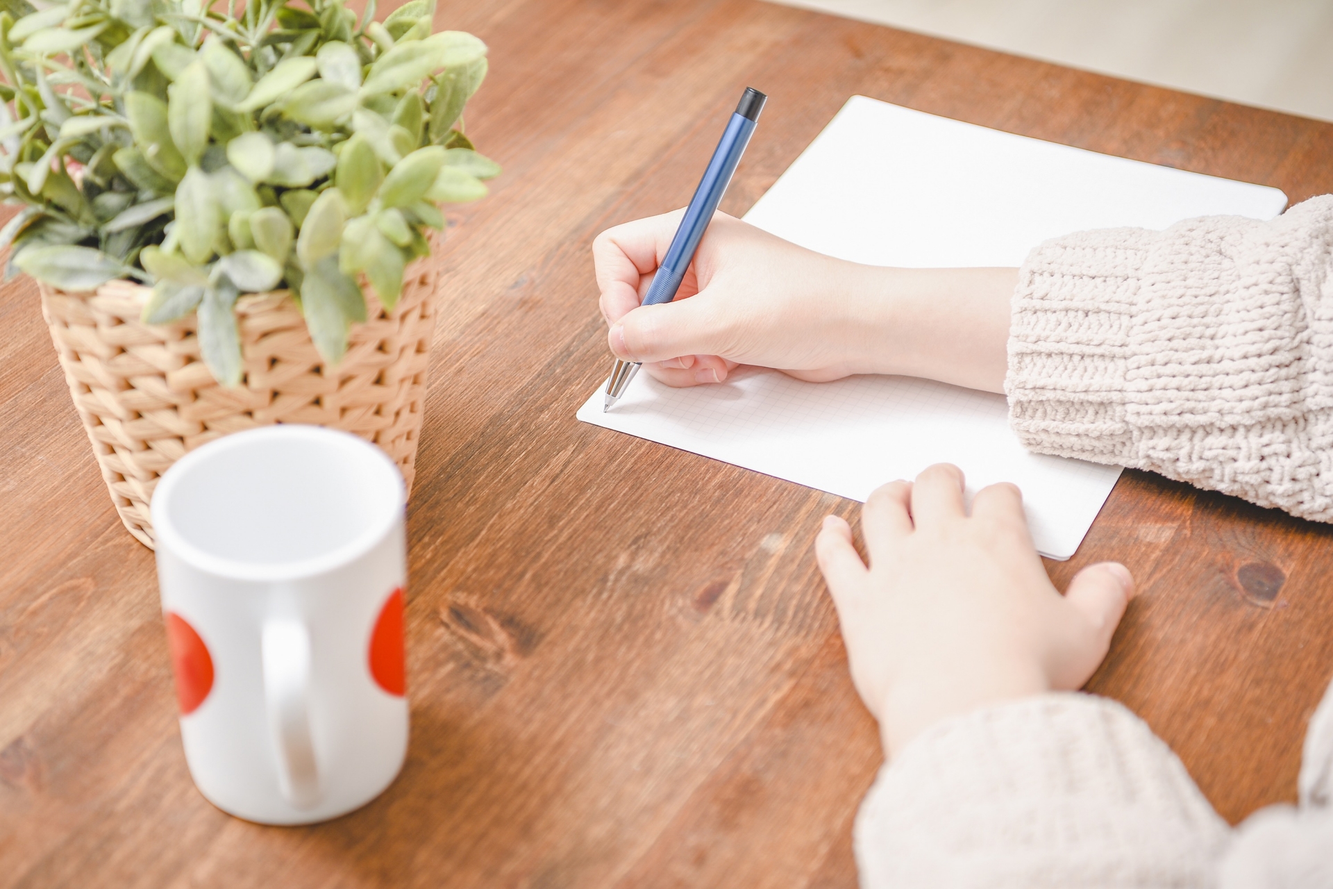 ノートにメモをとる女性