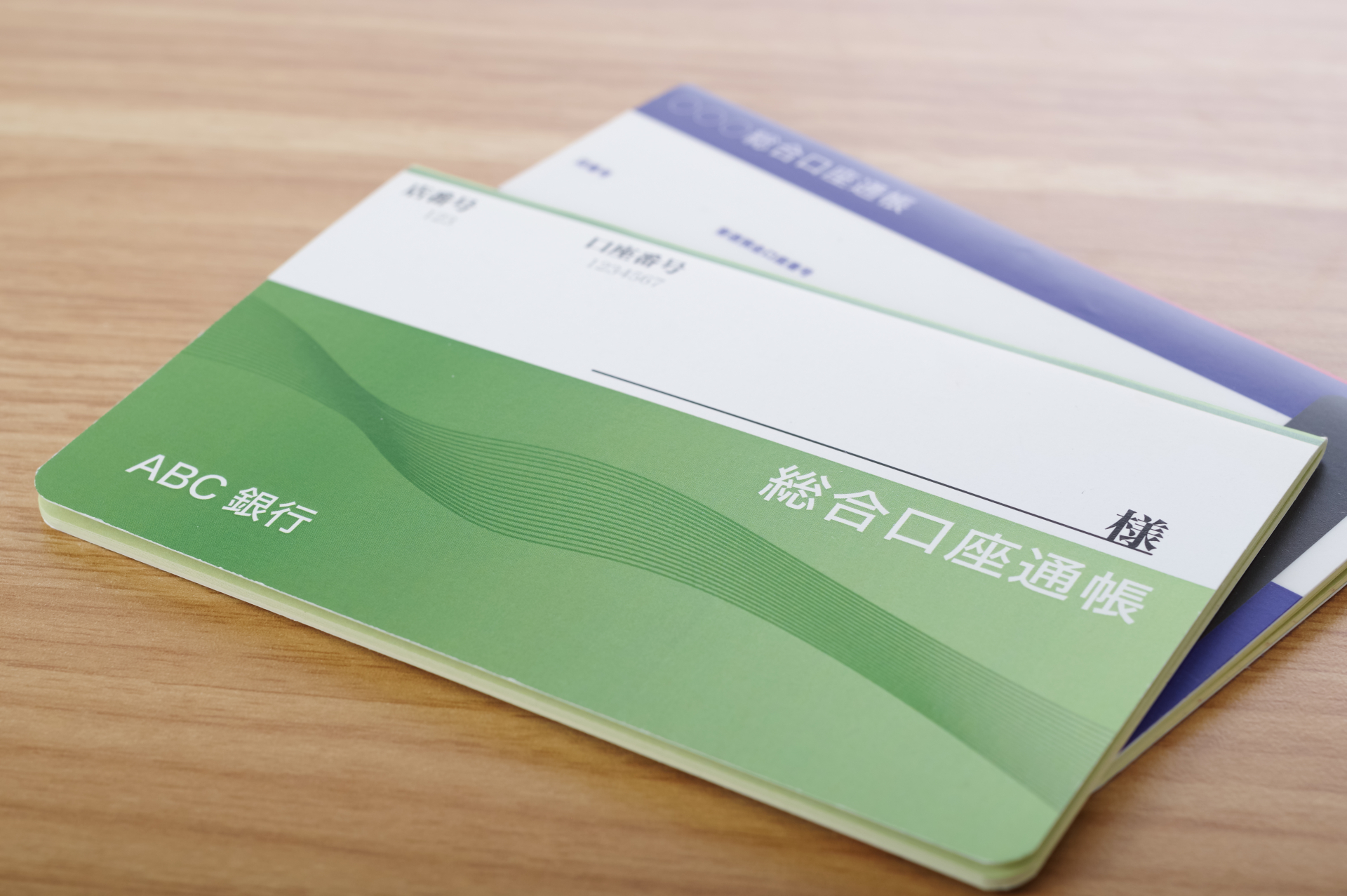 テーブルの上に置かれた貯金通帳