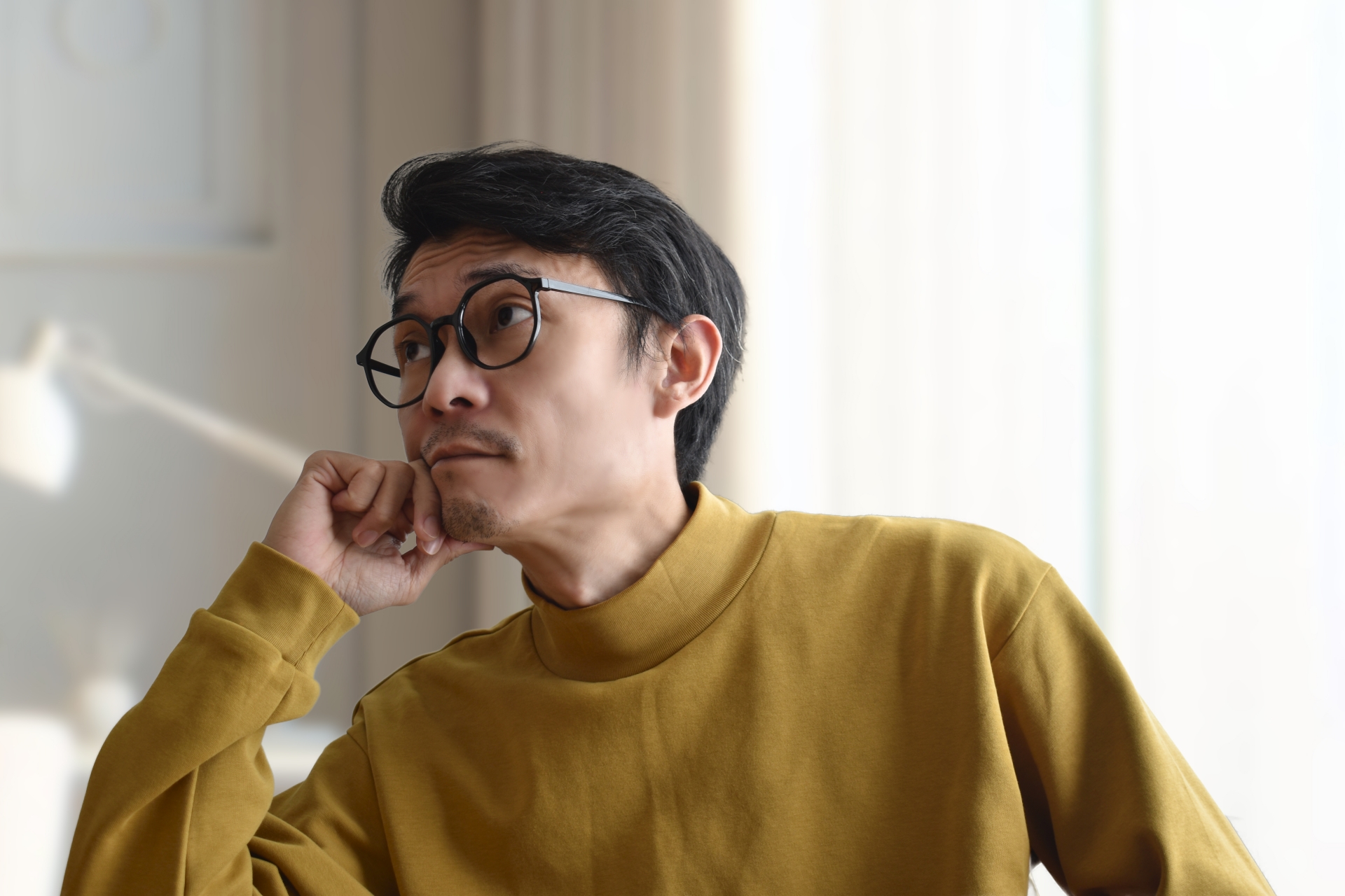 もの思うメガネの男性