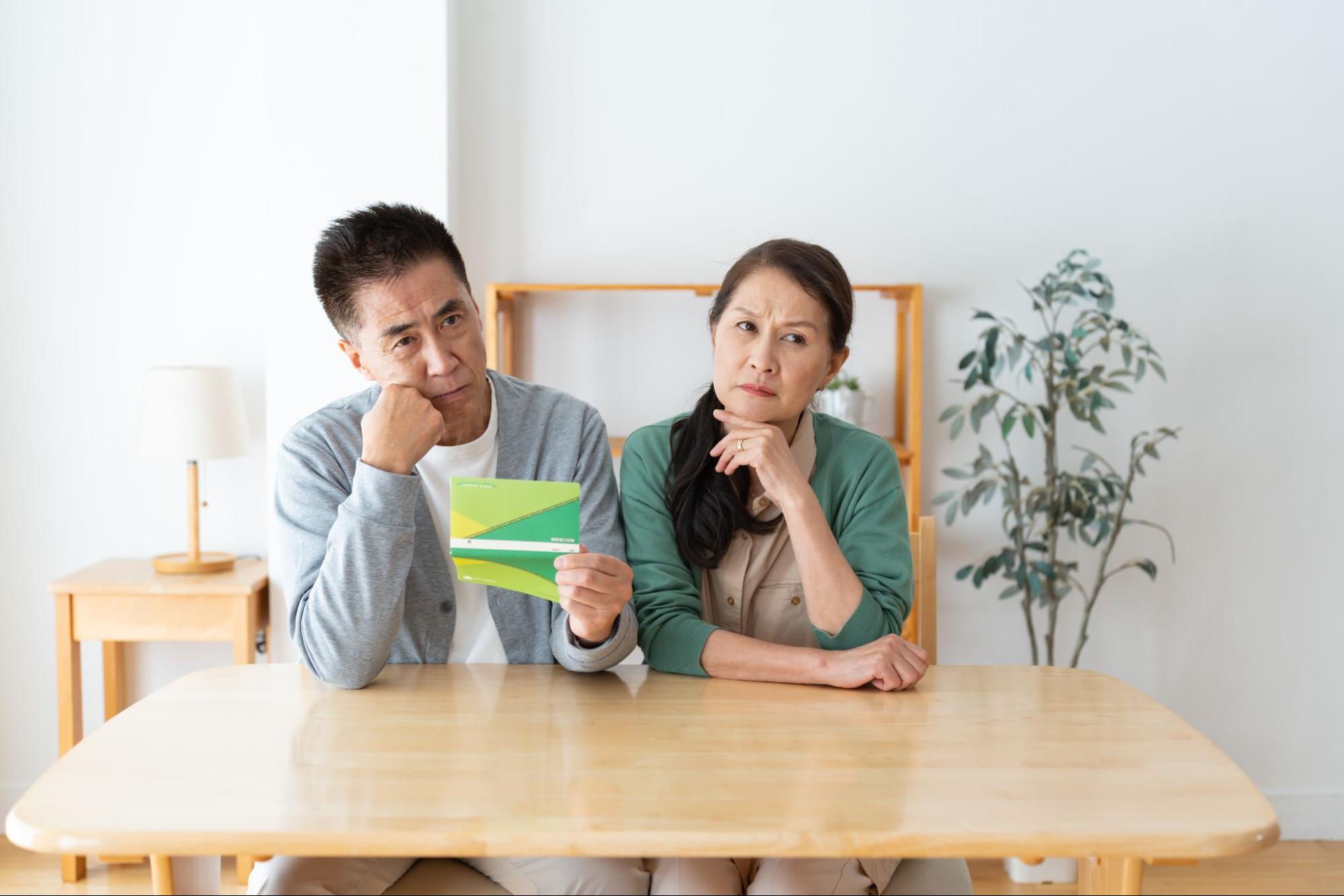 悩む夫婦