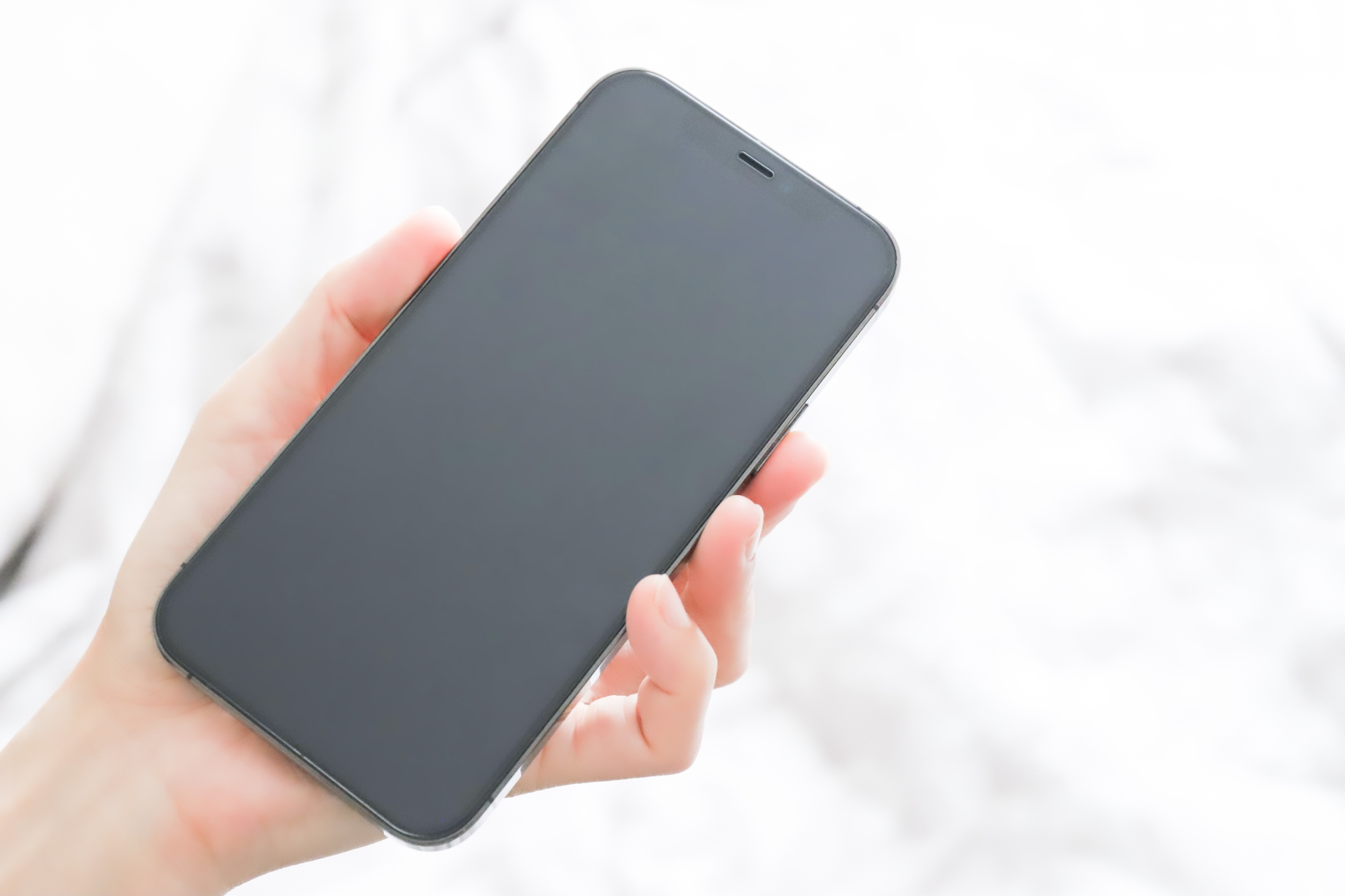 スマホを持つ手