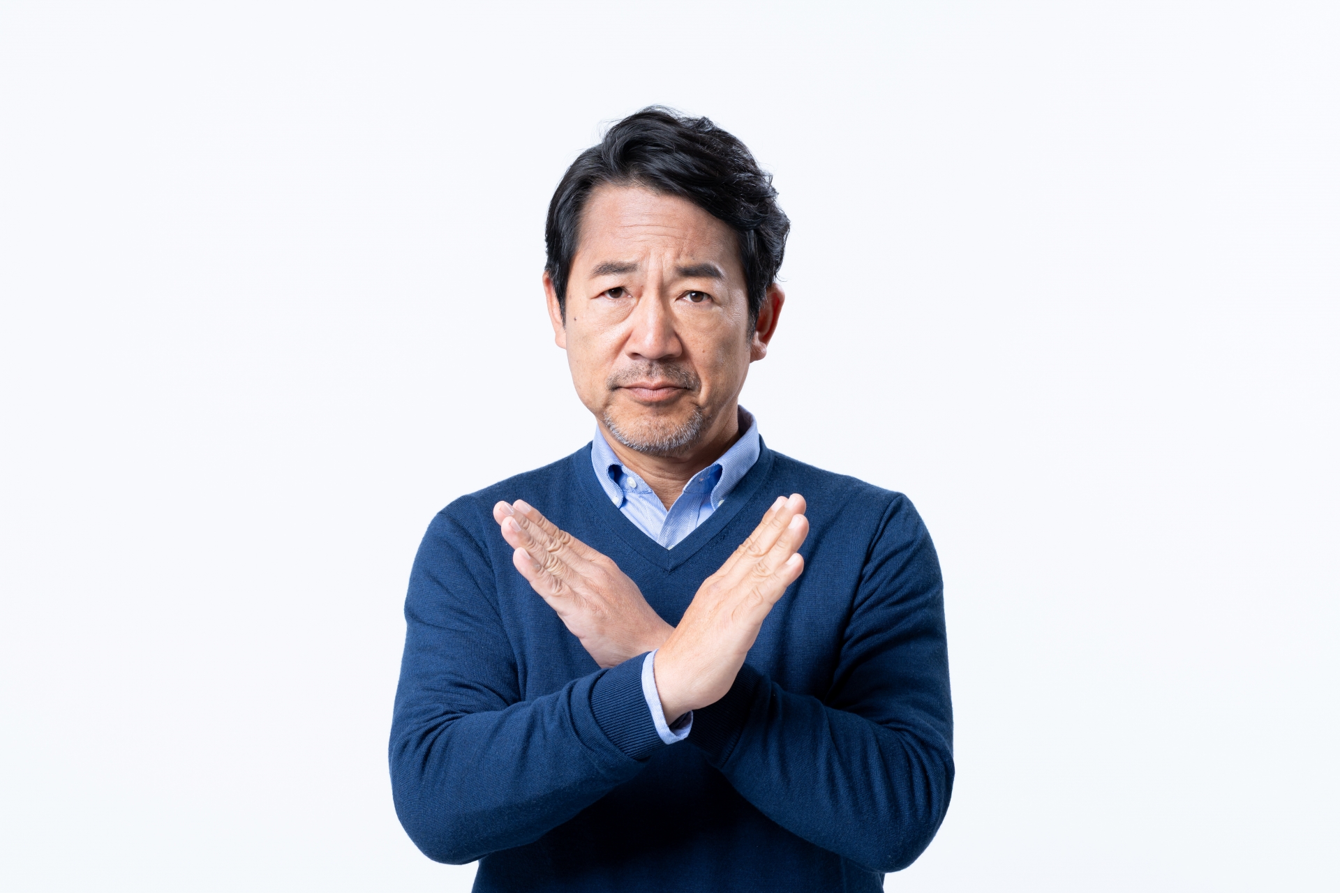 バツマークをする男性