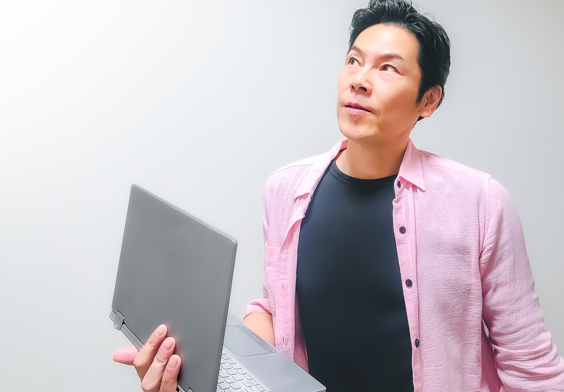 何かをひらめいた中年男性