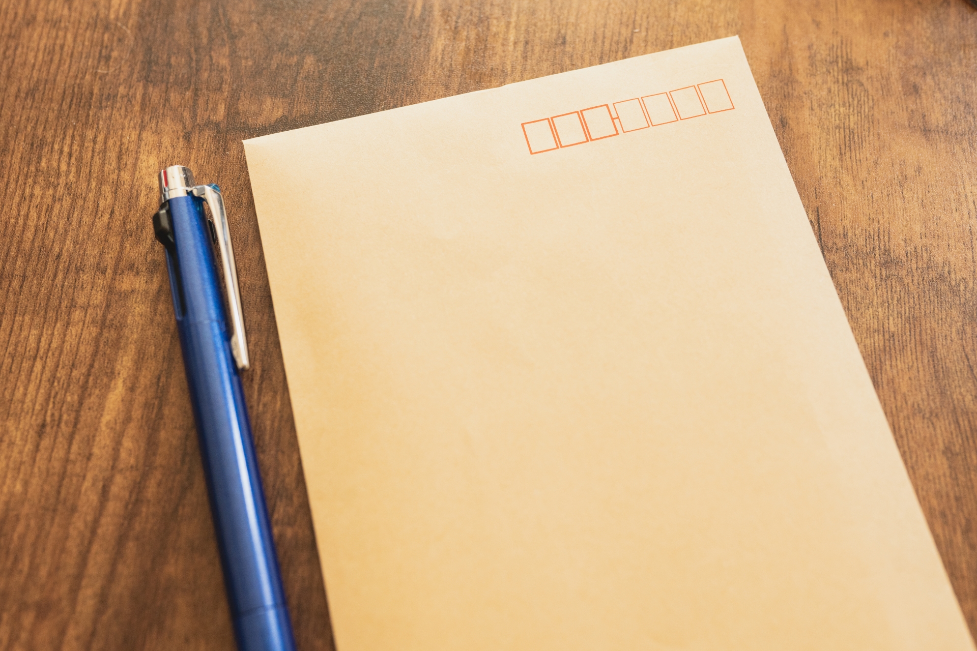 封筒とボールペン