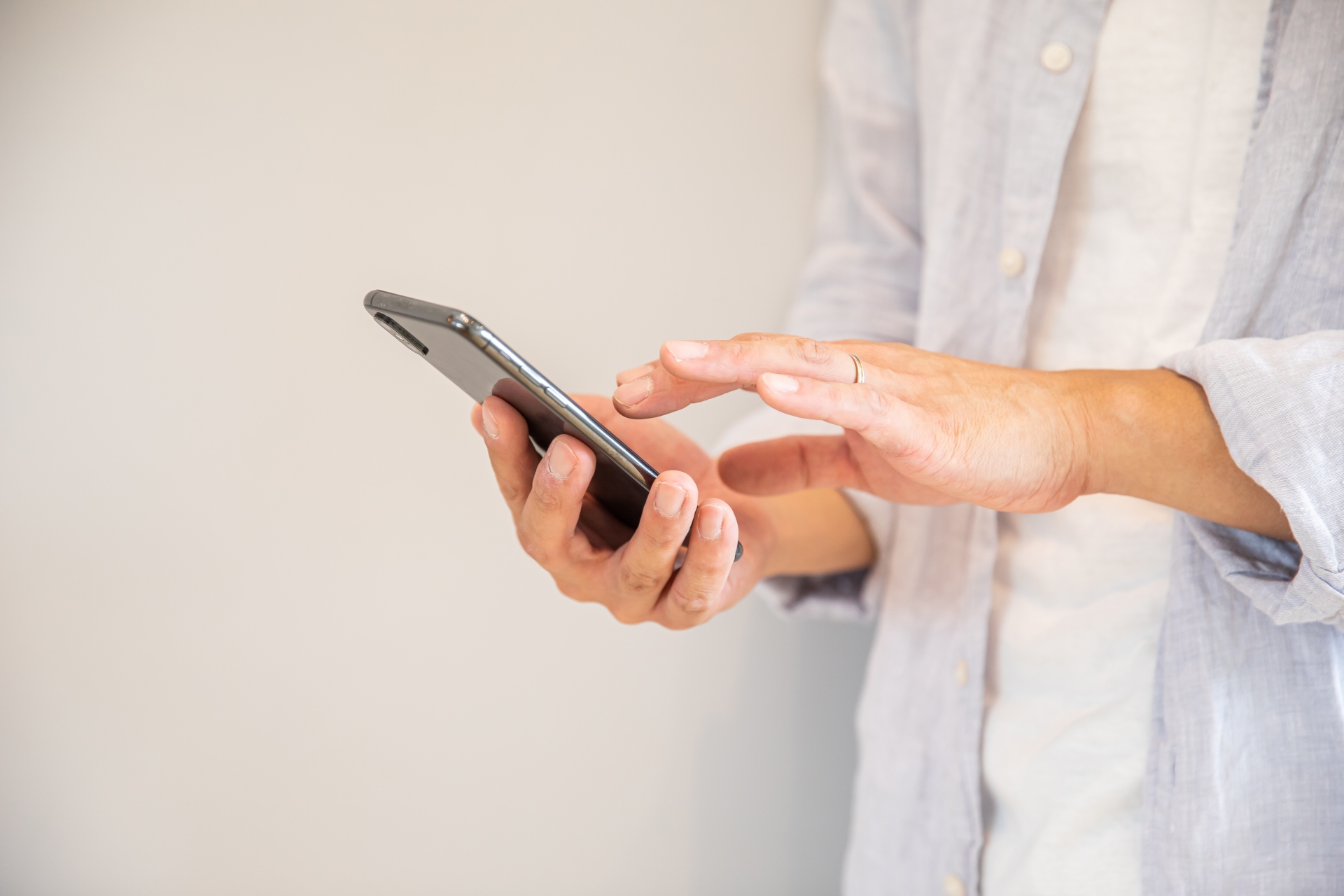 携帯電話を操作する男性 スマホをみる人