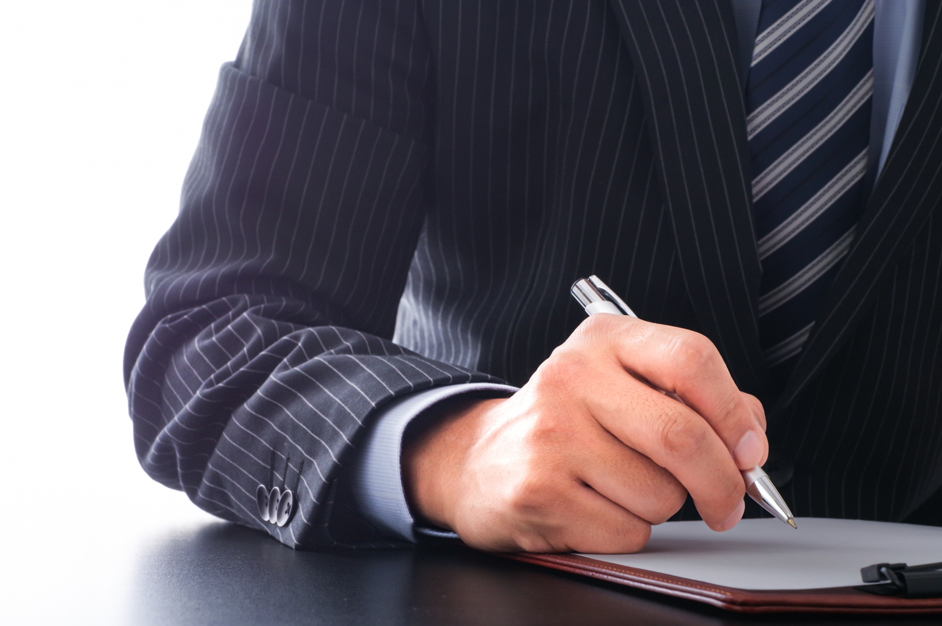 書類にサインをするビジネスパーソン